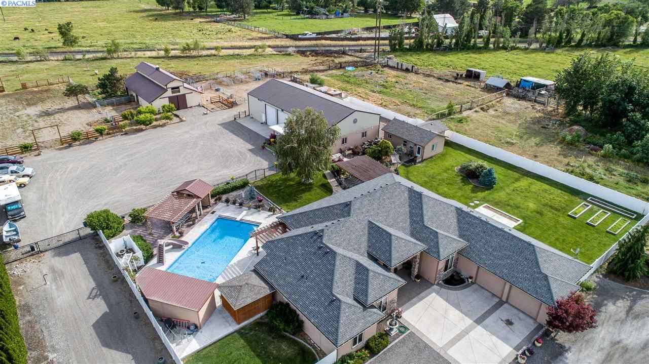 Photo of Newly Listed – 215111 E Bryson Brown Road, Kennewick, WA 99337