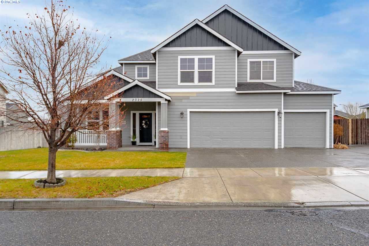 Photo of Newly Listed – 2025 S Tweedt St, Kennewick, WA 99337