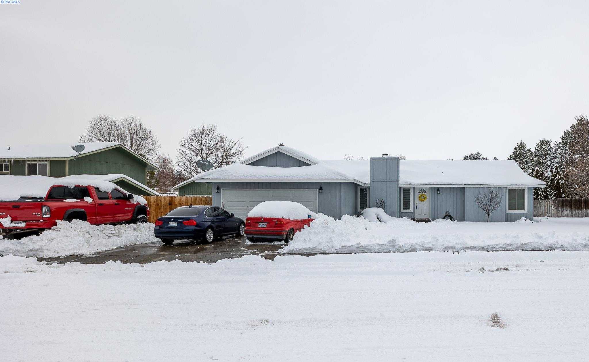 Photo of Newly Listed – 4011 Meadow View Drive, Pasco, WA 99301