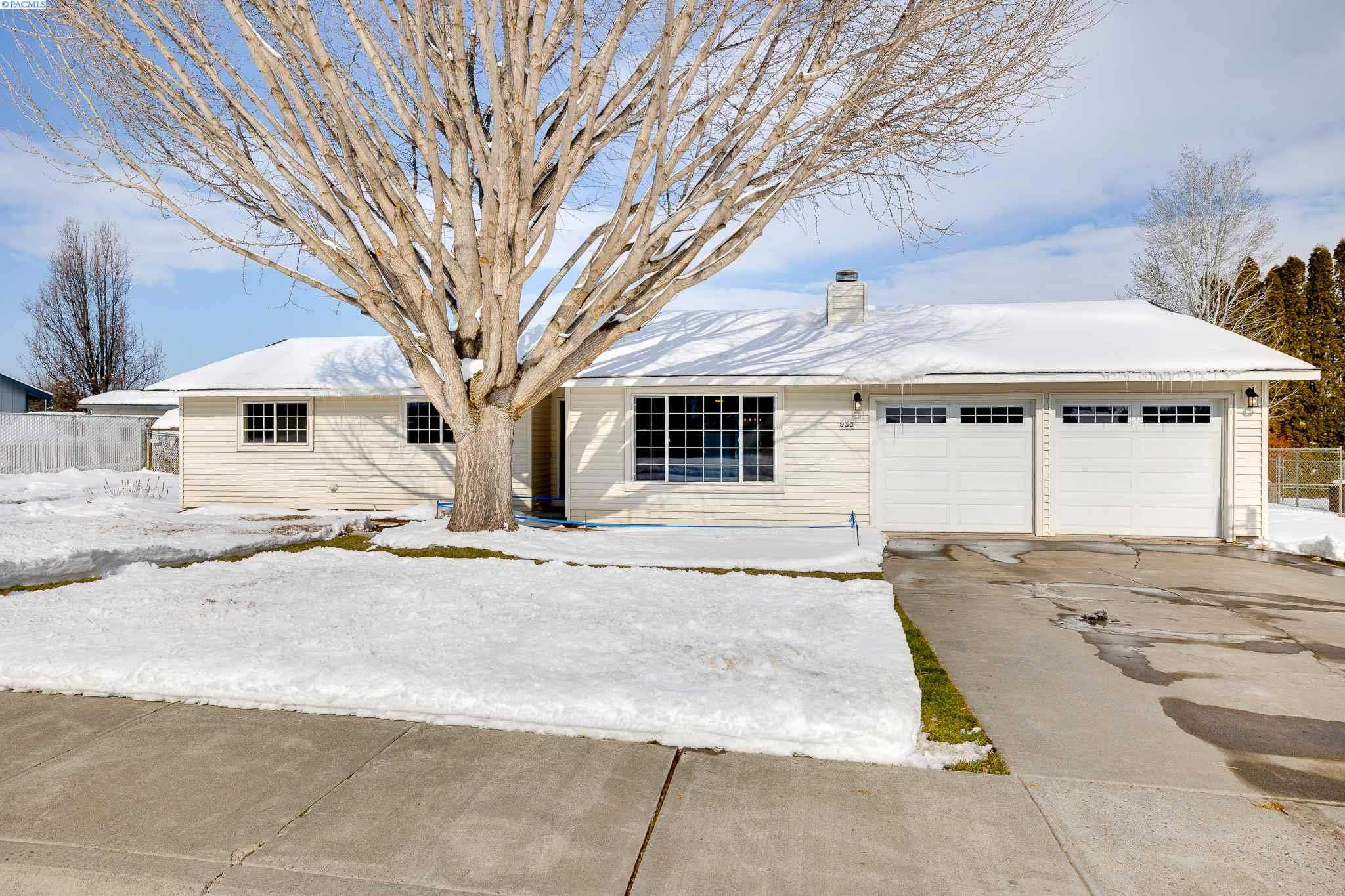 Photo of Newly Listed – 936 W 14th Pl, Kennewick, WA 99337
