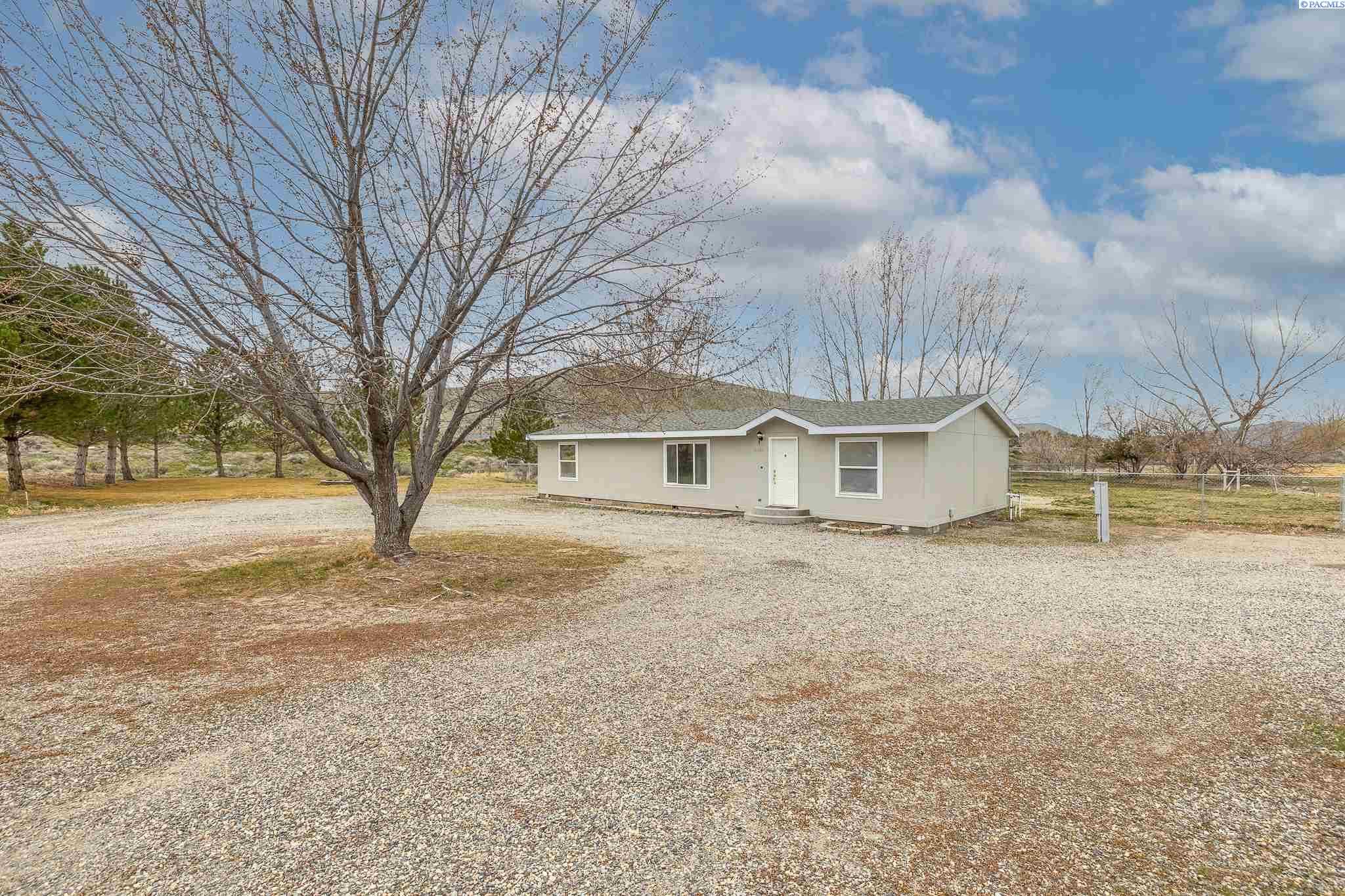 Photo of Newly Listed – 56406 N 435 Pr Ne, Benton City, WA 99301