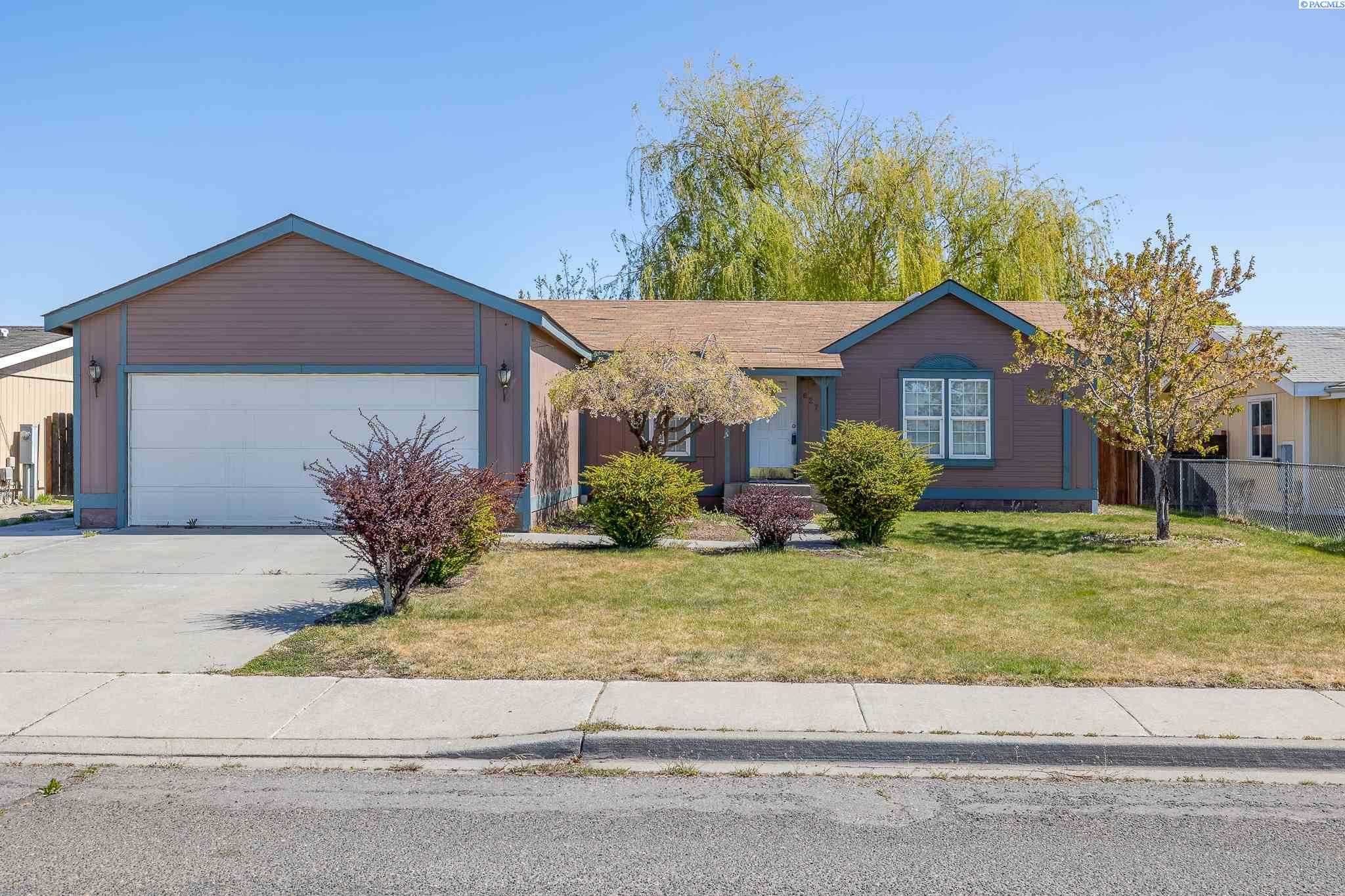 Photo of Newly Listed – 627 N Sycamore Ave, Pasco, WA 99301
