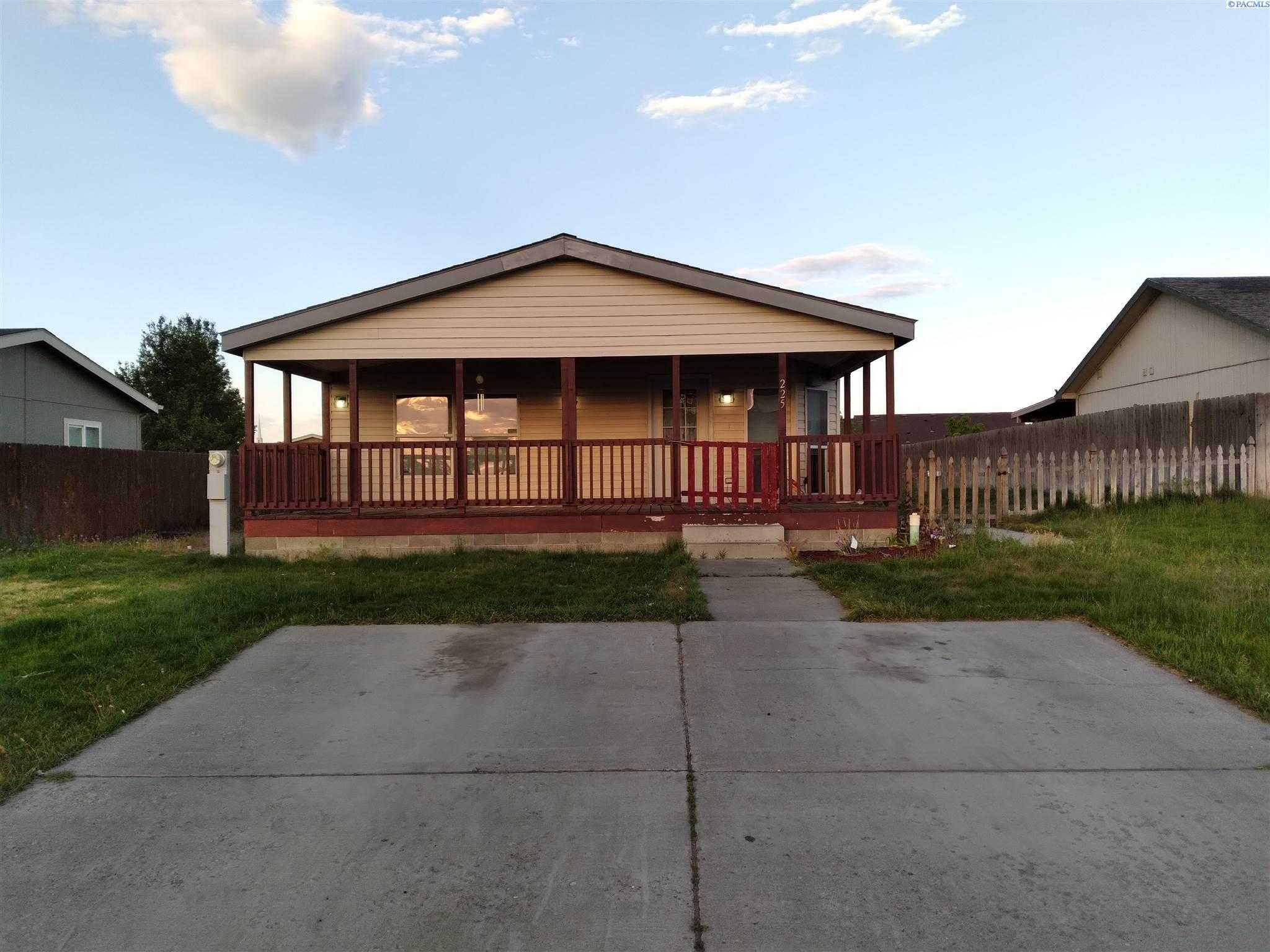 Photo of Newly Listed – 225 N Elm Ave, Pasco, WA 99301