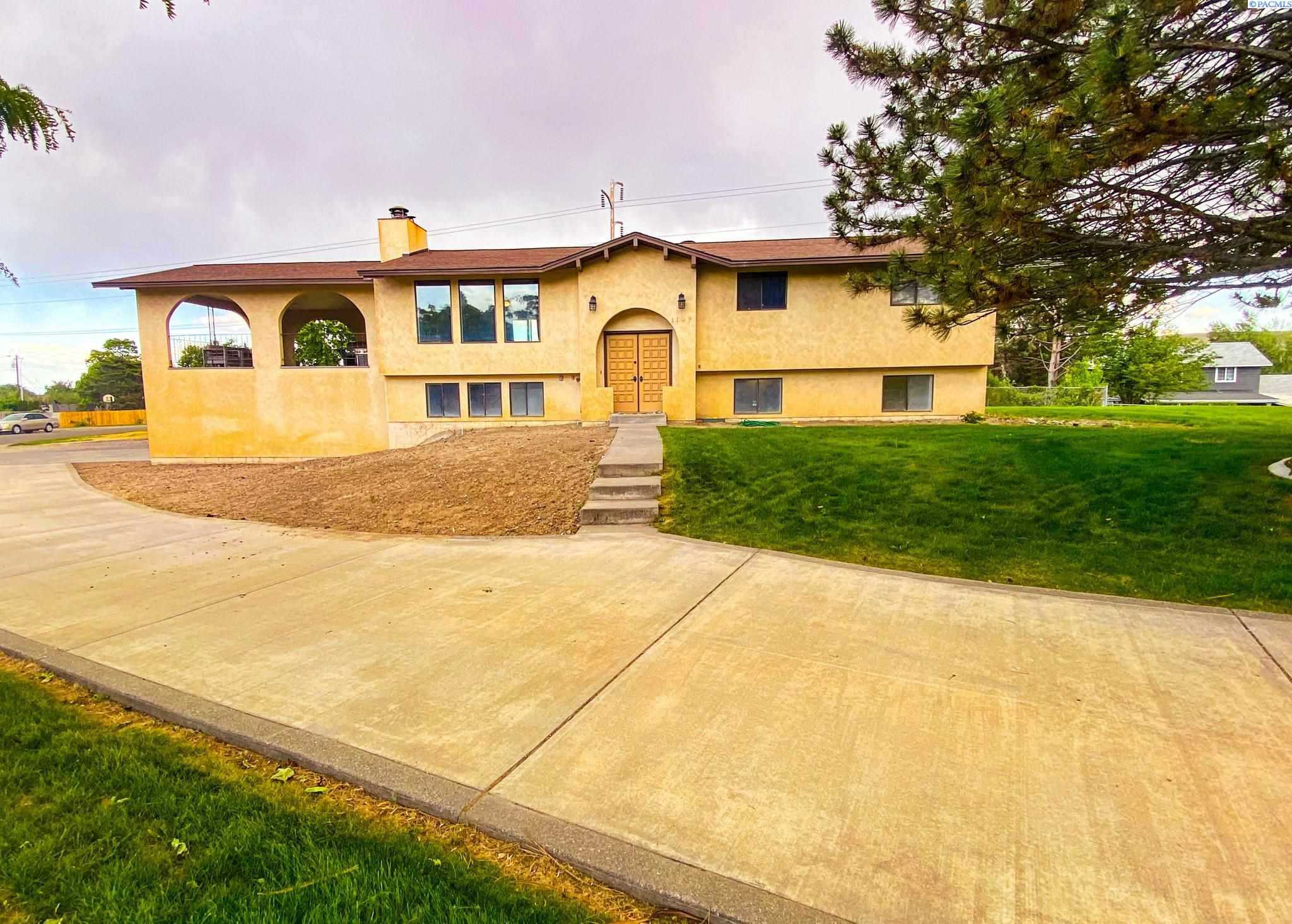 Photo of Newly Listed – 1109 W 21st Ave, Kennewick, WA 99337