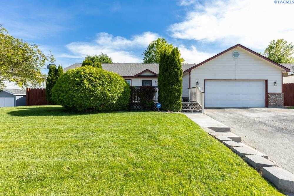 Photo of Newly Listed – 1602 Cedar Ln, Selah, WA 98942