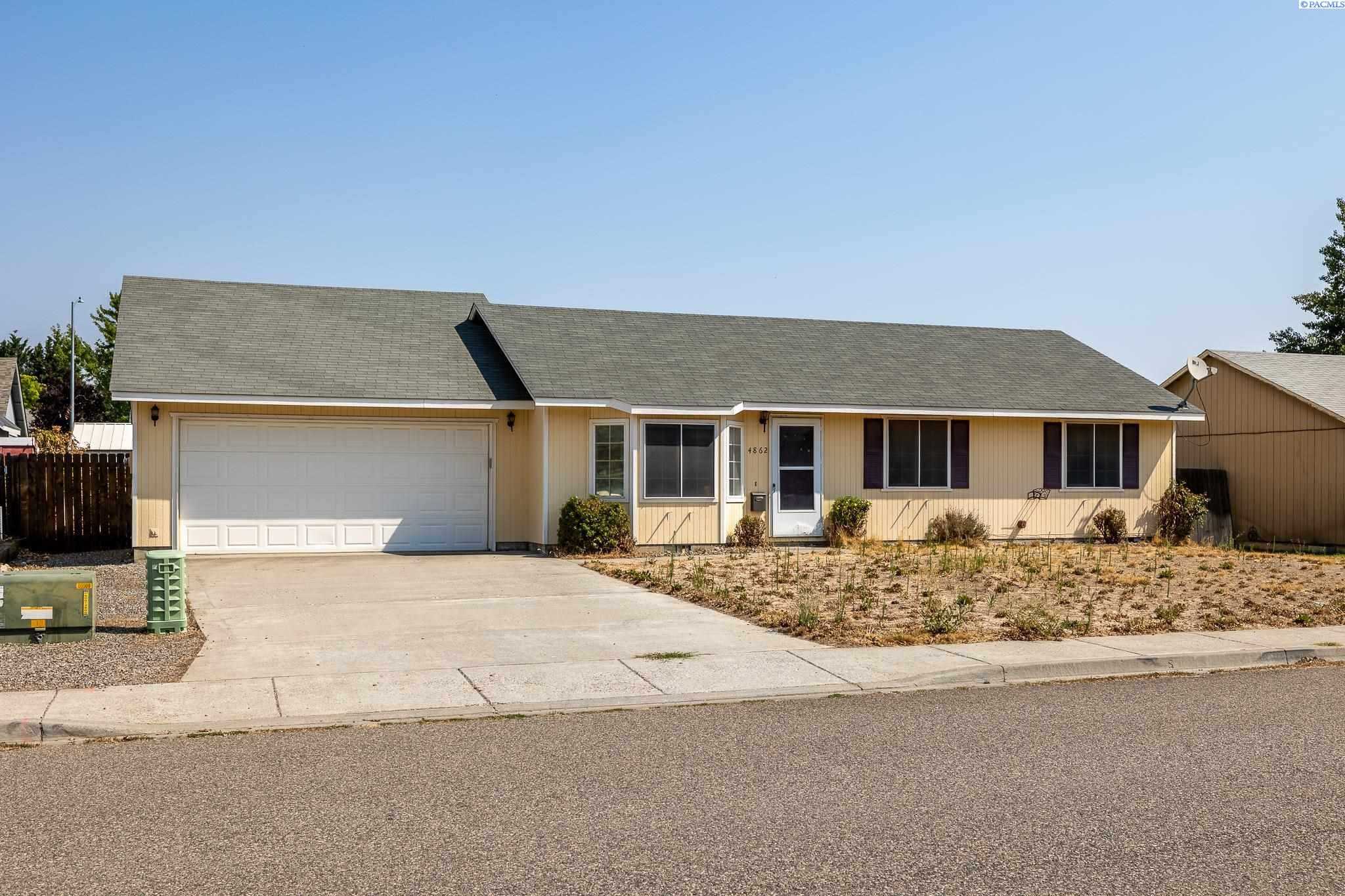 Photo of Newly Listed – 4862 Poppy St, West Richland, WA 99353