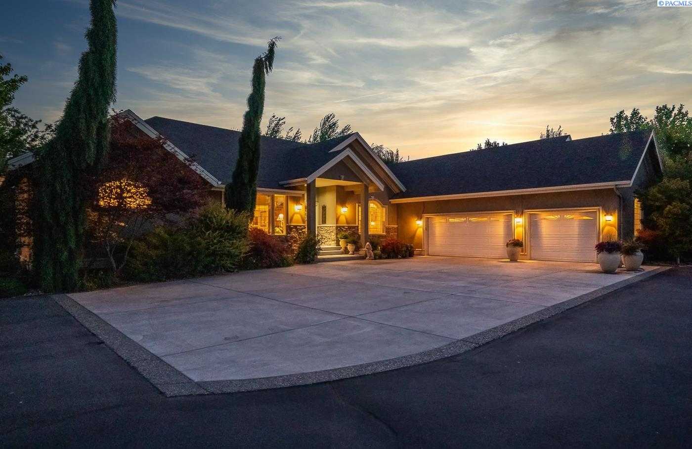 Photo of Newly Listed – 37126 Hawks Tree Prse, Kennewick, WA 99337