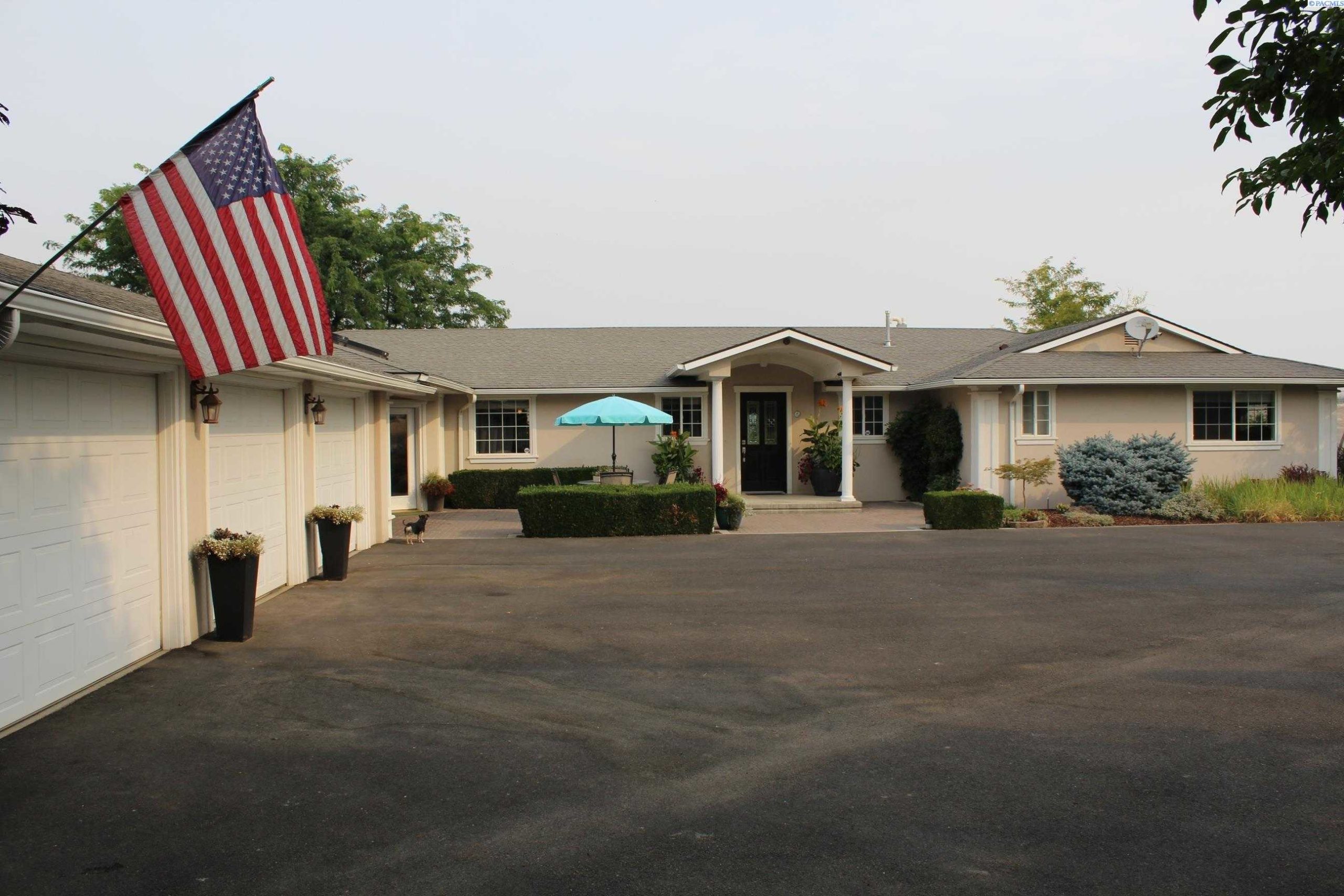 Photo of Newly Listed – 2000 Konnowac Pass Rd., Moxee City, WA 98936