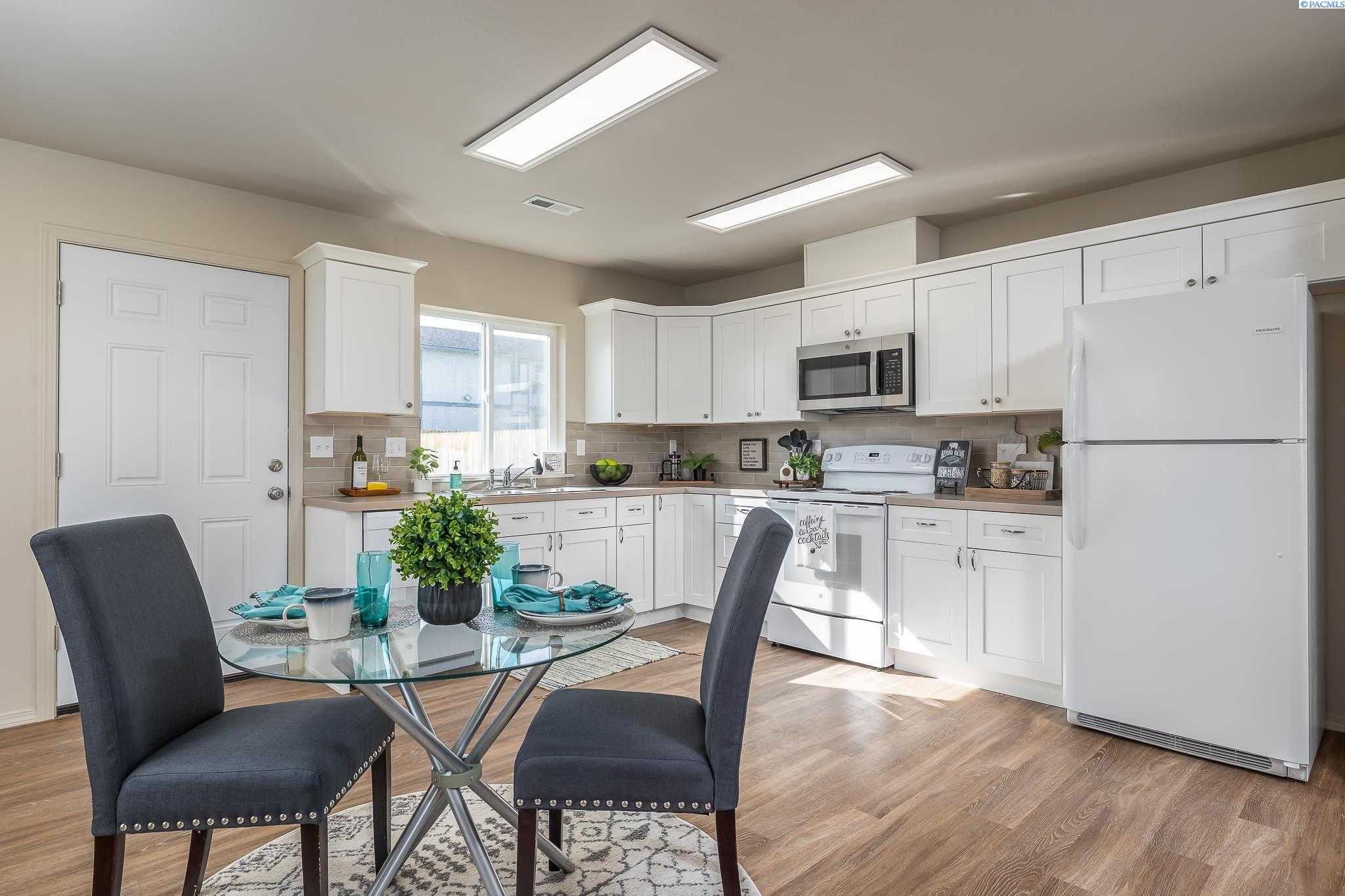 Photo of Newly Listed – 723 S Jean Pl, Kennewick, WA 99336