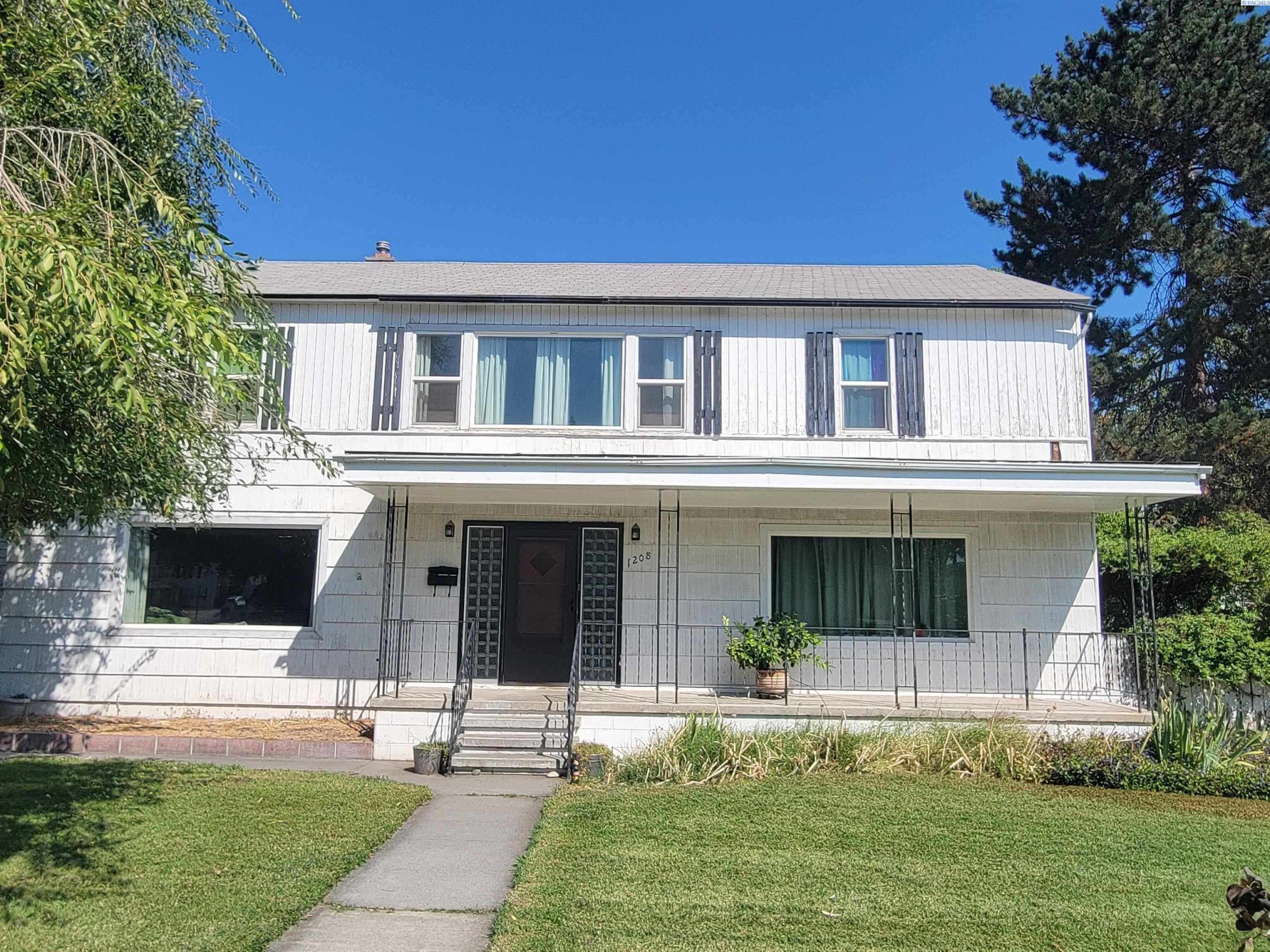 Photo of Newly Listed – 1208 Swift Blvd, Richland, WA 99352