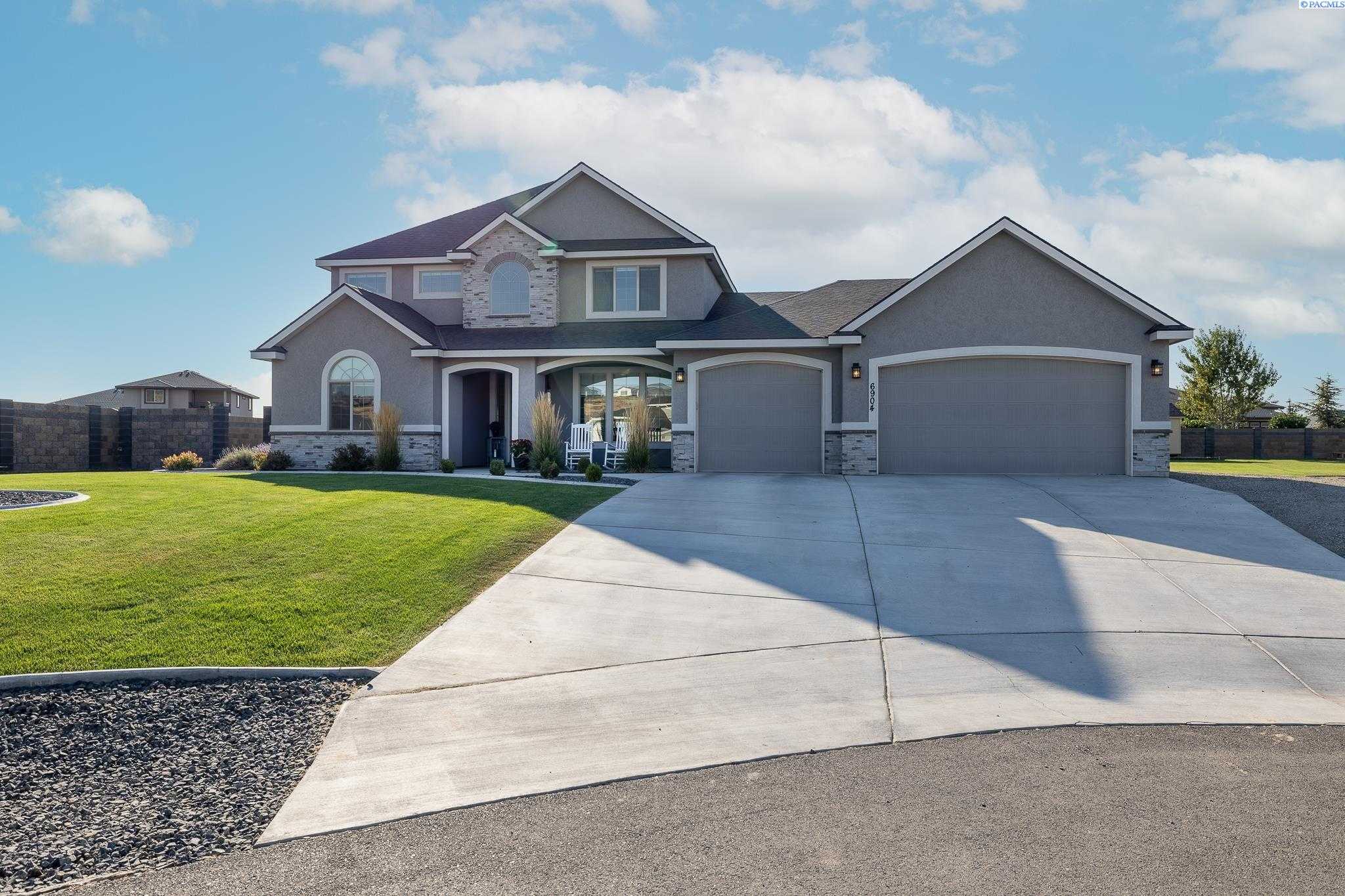 Photo of Newly Listed – 6904 Bitterroot Ave, Pasco, WA 99301