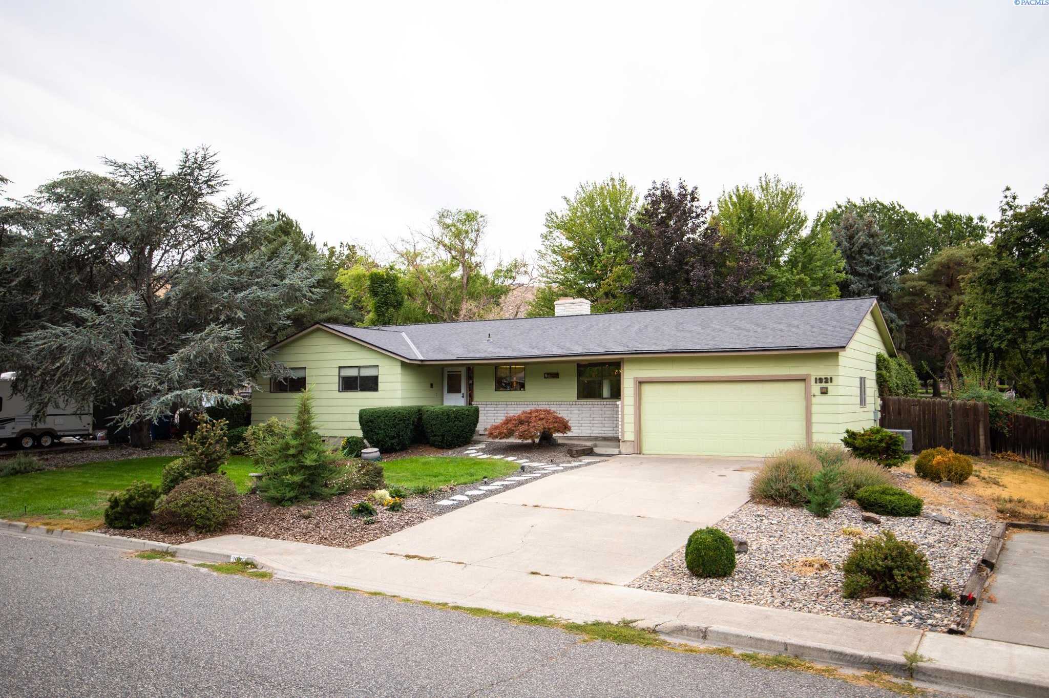 Photo of Newly Listed – 1921 Orchard Way, Richland, WA 99352