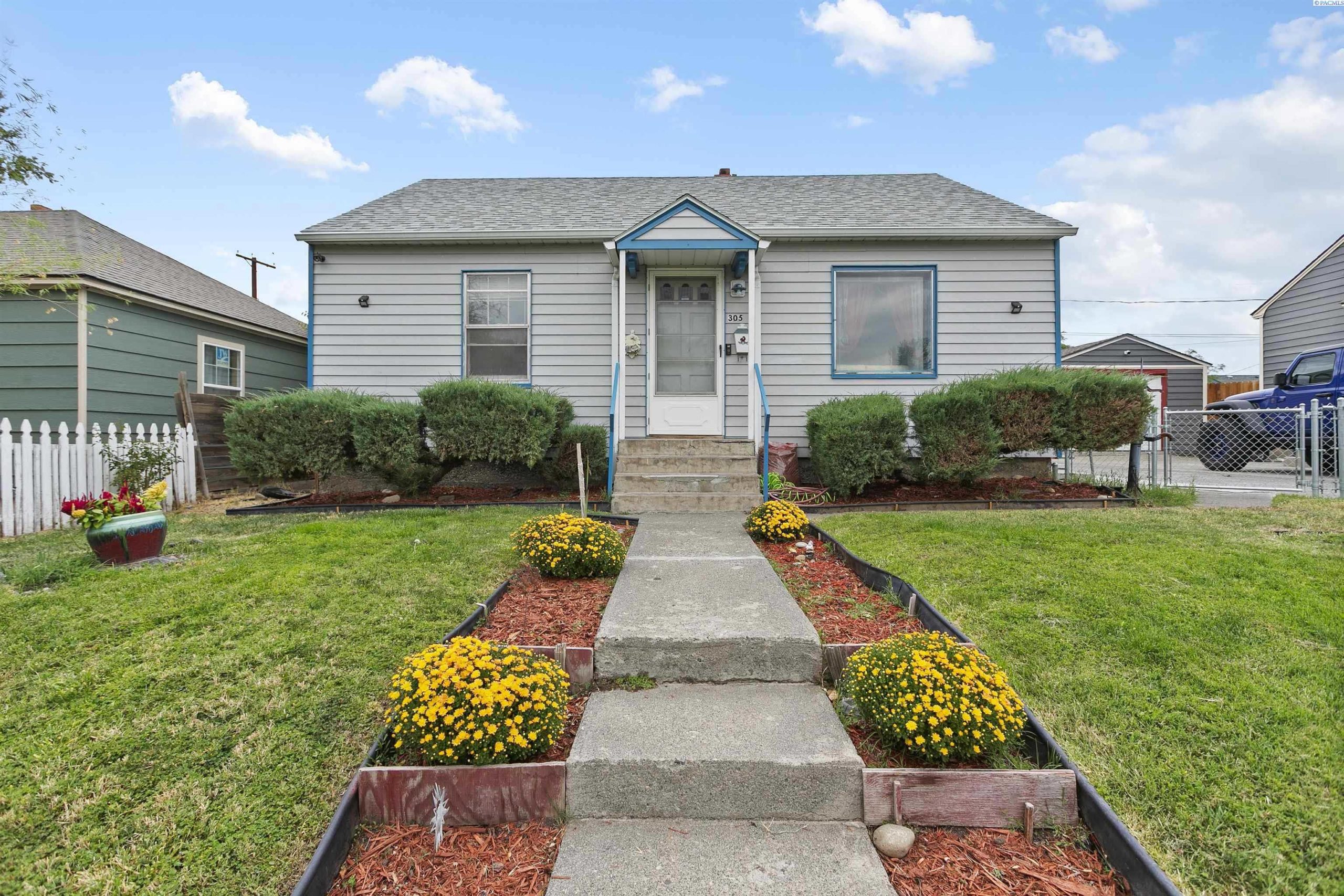 Photo of Newly Listed – 305 E 3rd Ave, Kennewick, WA 99336