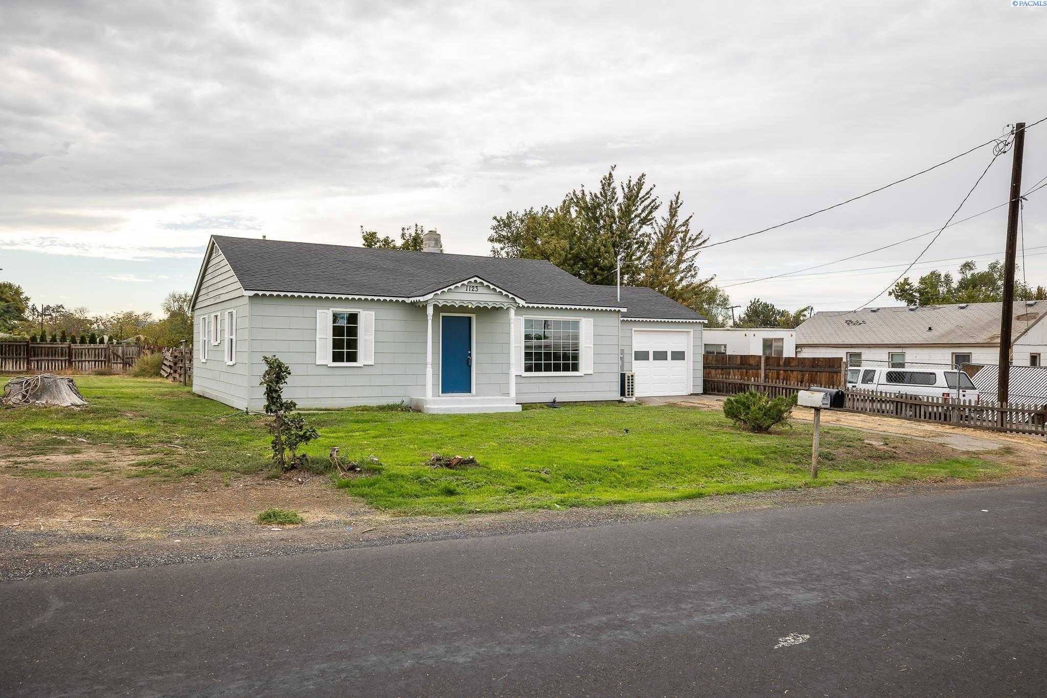 Photo of Newly Listed – 1123 N Volland St, Kennewick, WA 99336