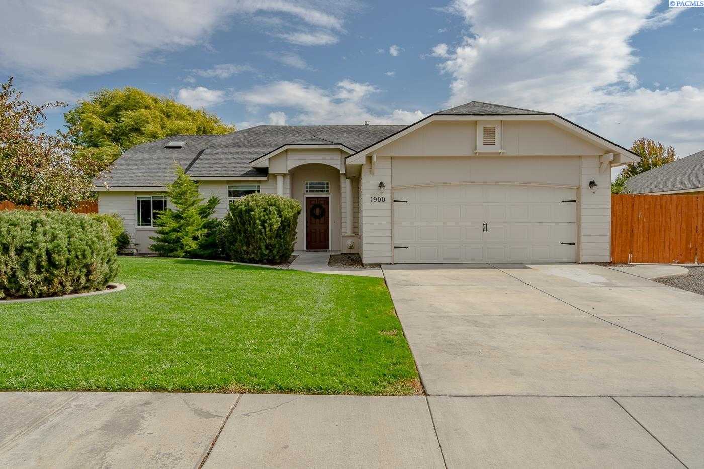 Photo of Newly Listed – 1900 Maplewood Ave, West Richland, WA 99353