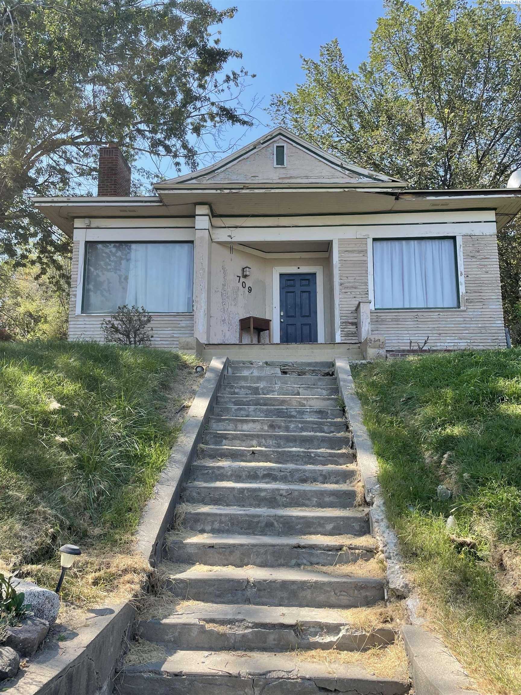 Photo of Newly Listed – 709 Crescent Ave, Sunnyside, WA 98944