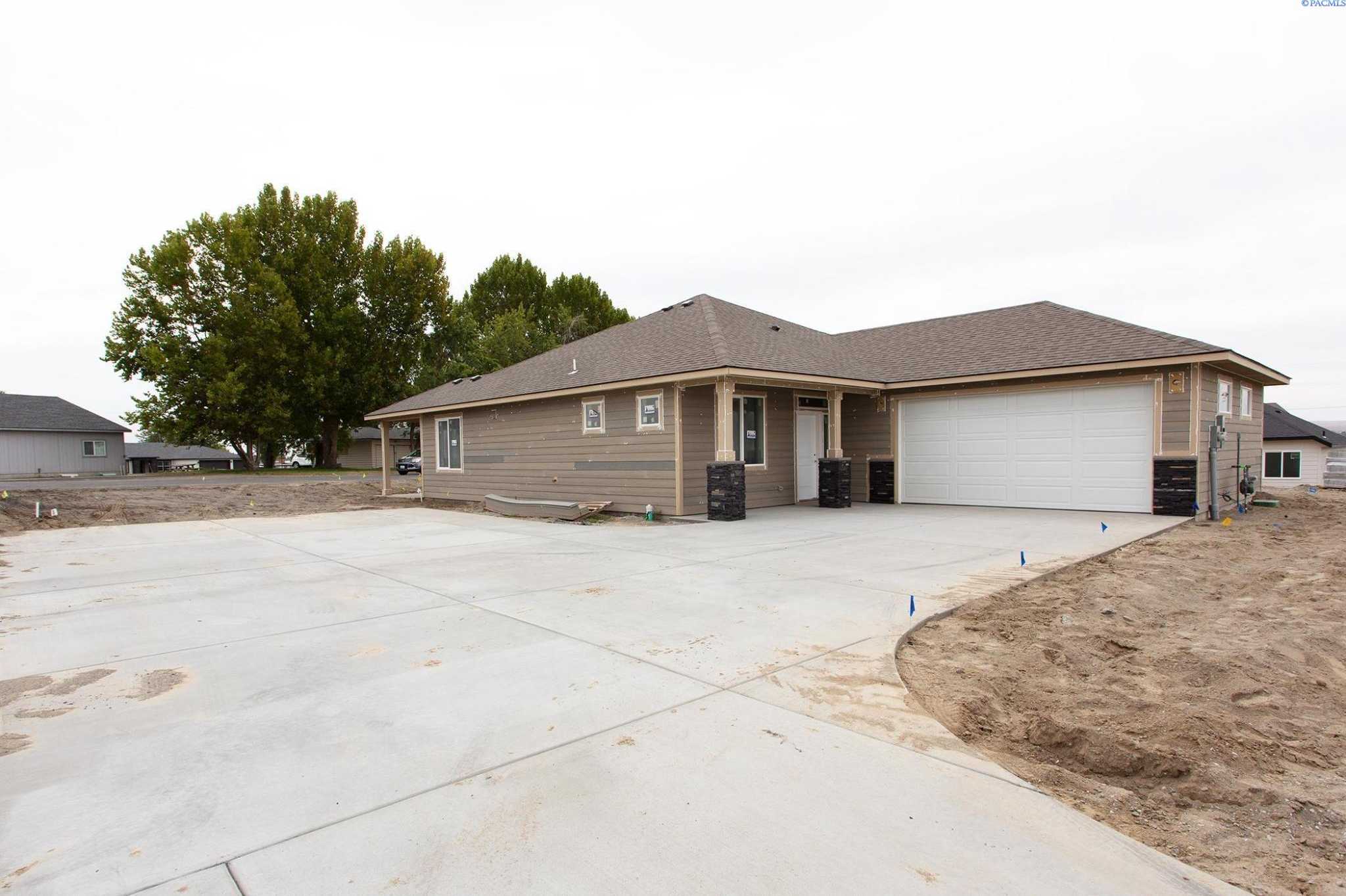 Photo of Newly Listed – 3207 Indigo Ln, Pasco, WA 99301