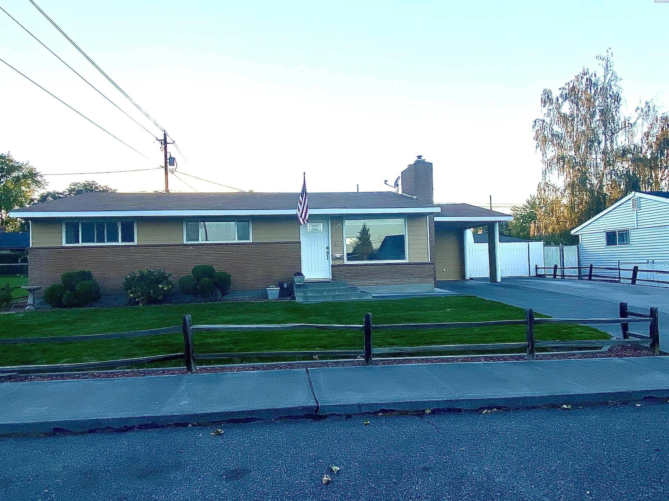 Photo of Newly Listed – 225 N Palouse St, Kennewick, WA 99336