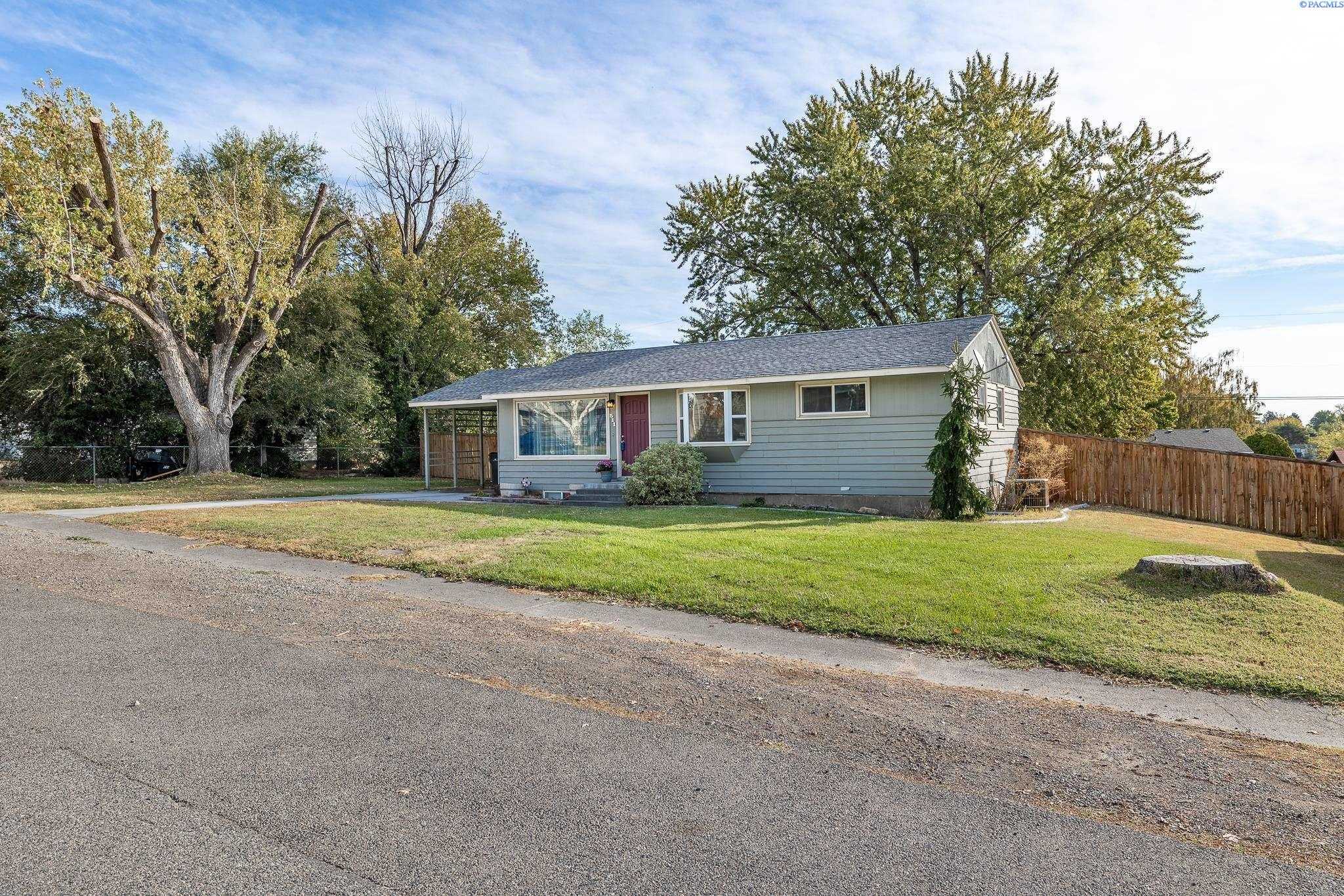 Photo of Newly Listed – 511 S Irby St, Kennewick, WA 99336