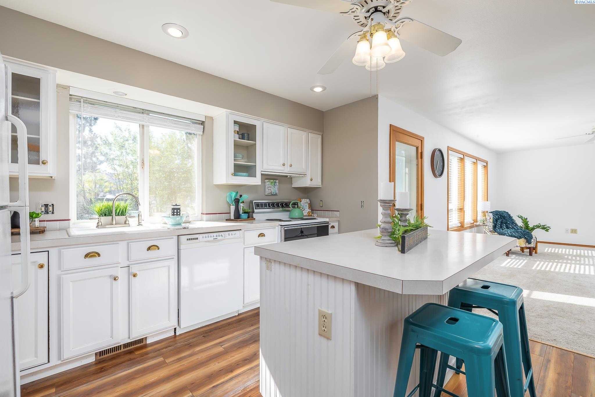 Photo of Newly Listed – 1537 Adair Dr, Richland, WA 99352