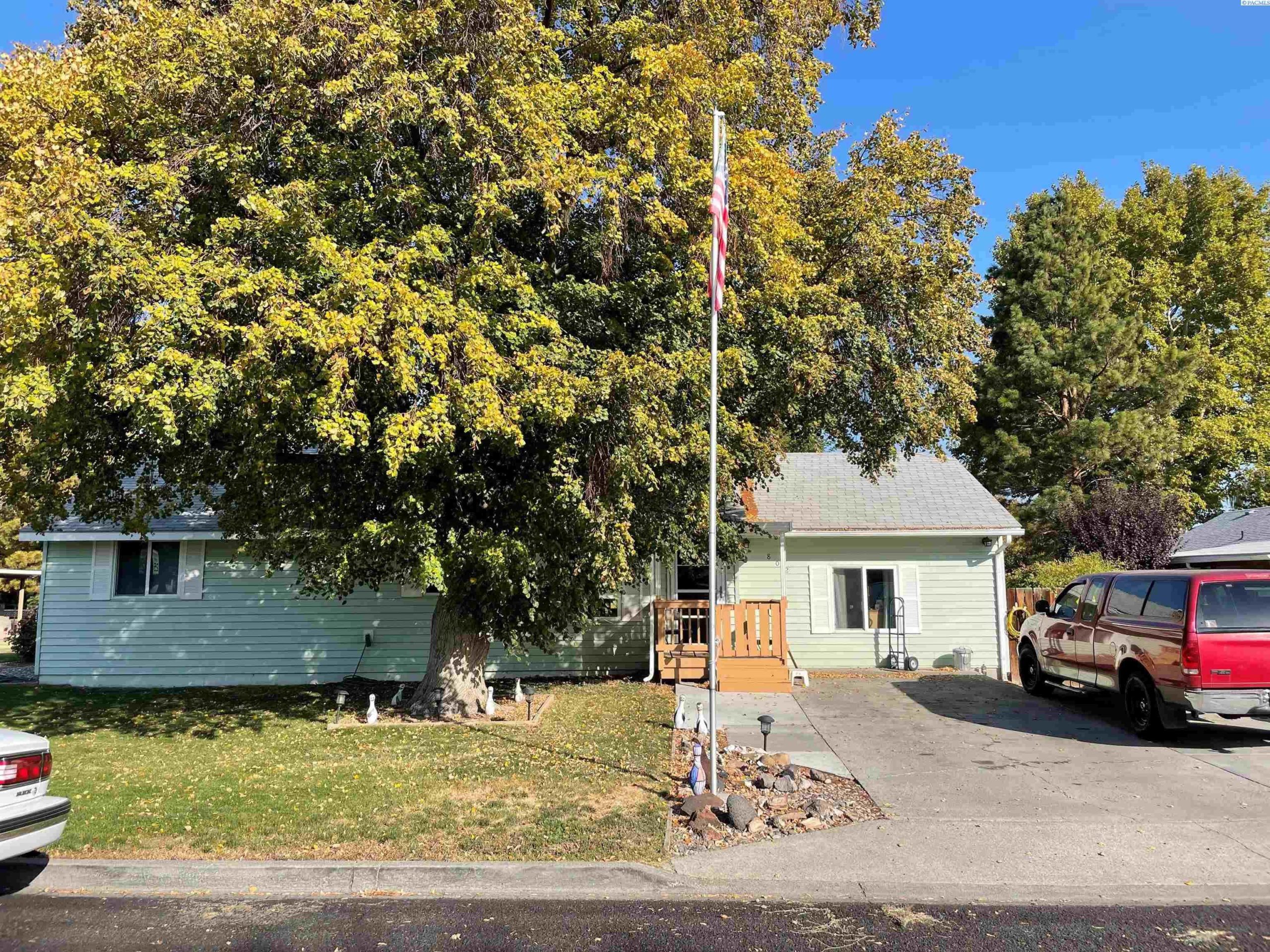 Photo of Newly Listed – 802 W 42nd Ave, Kennewick, WA 99337