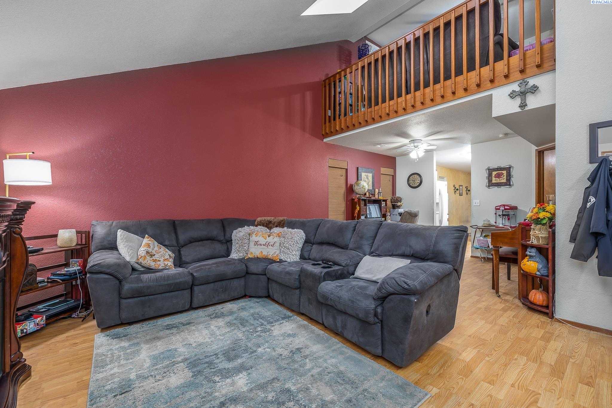 Photo of Newly Listed – 4207 W John Day Pl, Kennewick, WA 99336