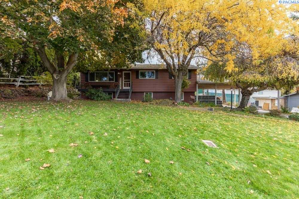 Photo of Newly Listed – 211 N 65th Pl, Yakima, WA 98908