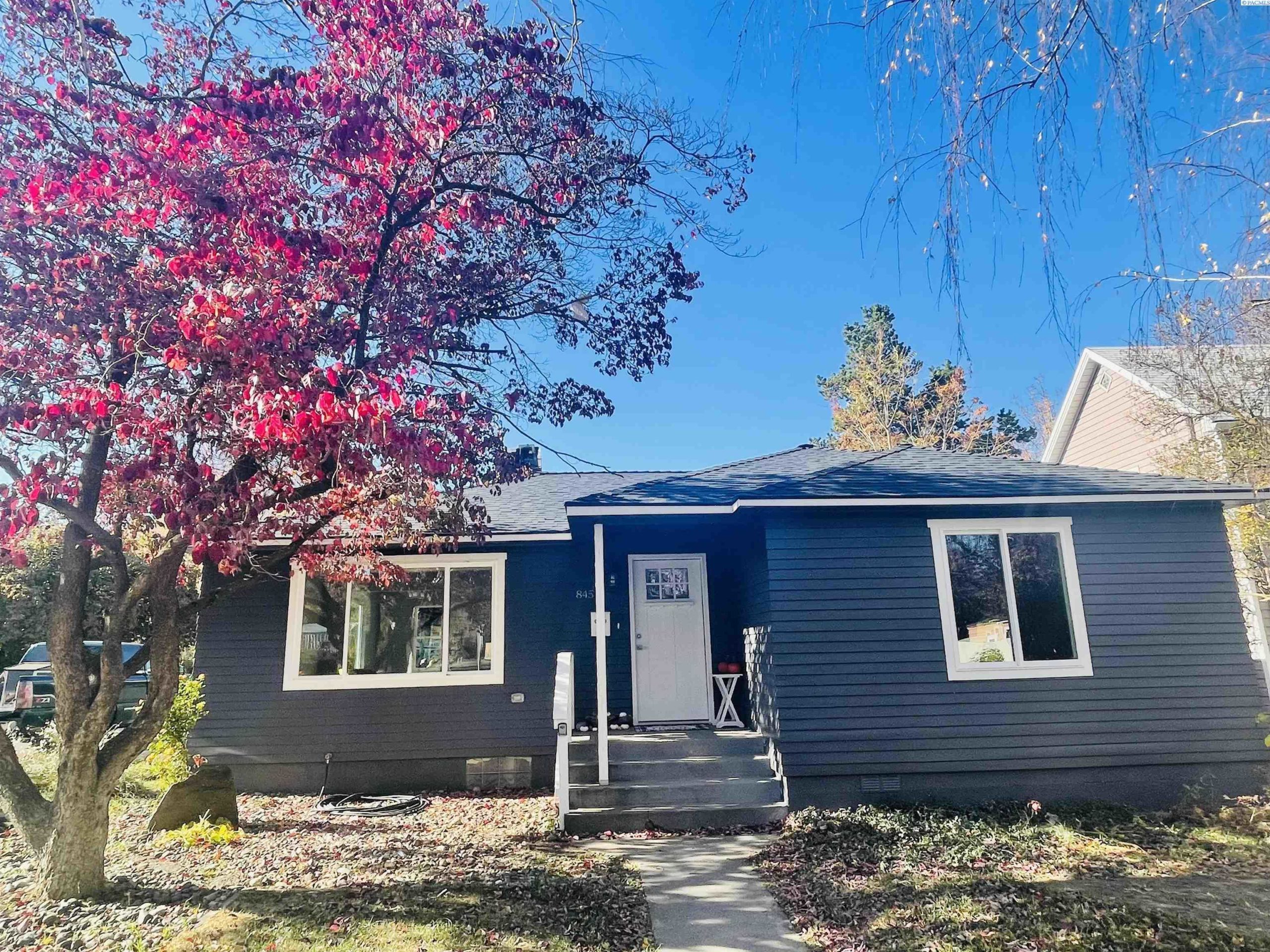 Photo of Newly Listed – 845 Main St, Prosser, WA 99350