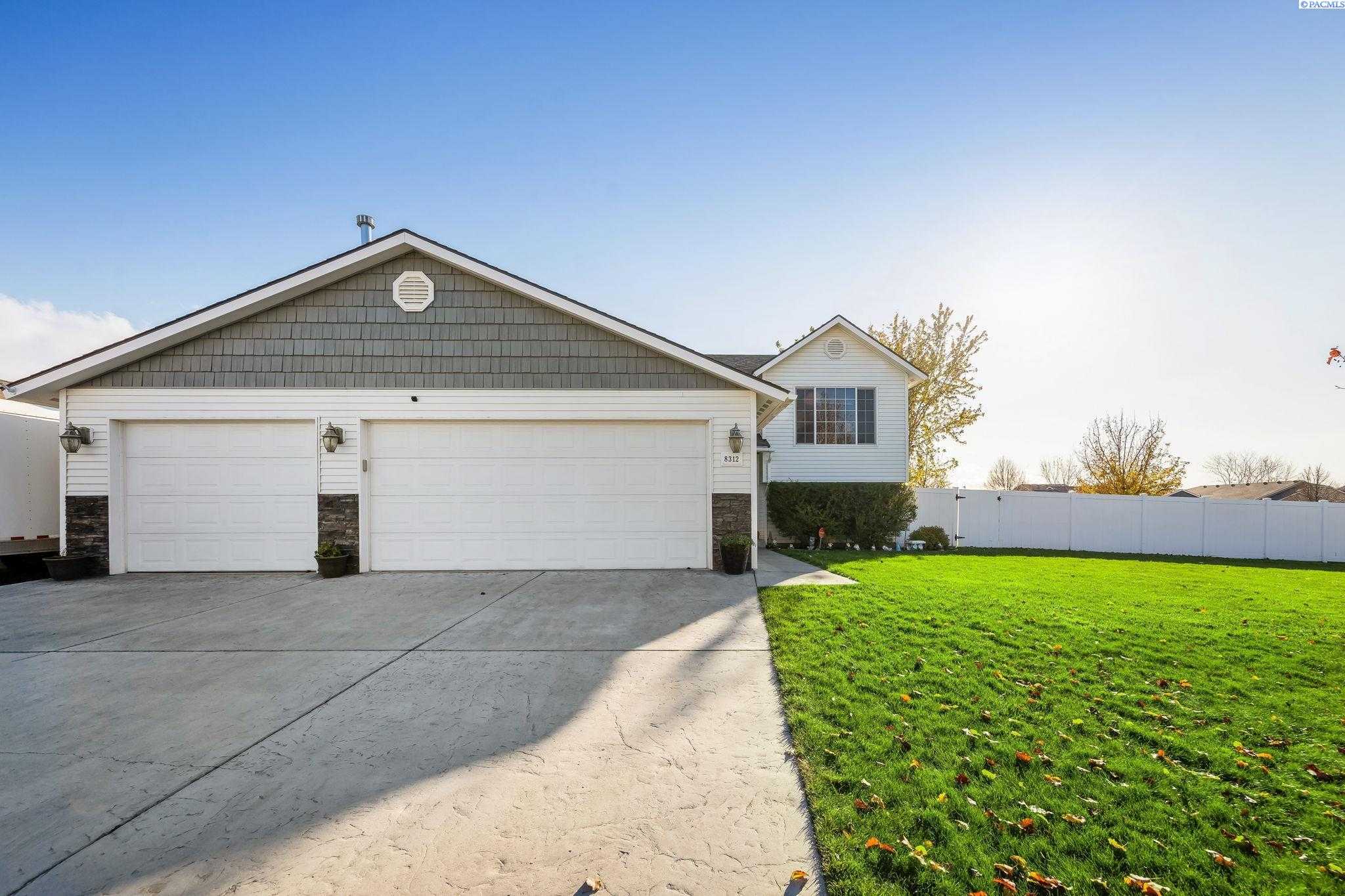 Photo of Newly Listed – 8312 Snoqualmie Dr, Pasco, WA 99301