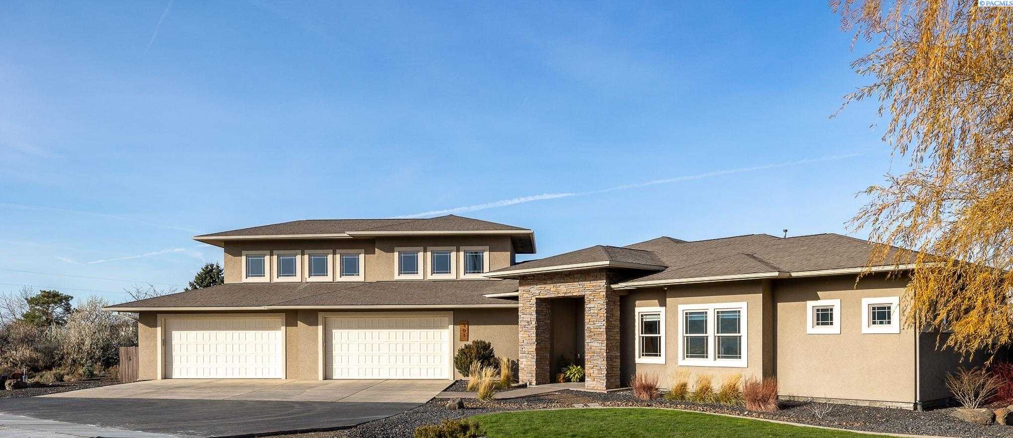 Photo of Newly Listed – 301 Columbia Park Trail, Richland, WA 99352