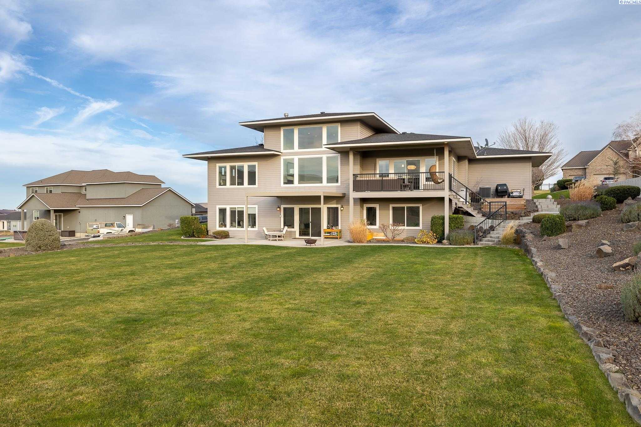 Photo of Newly Listed – 15210 S Grandview Ln, Kennewick, WA 99338