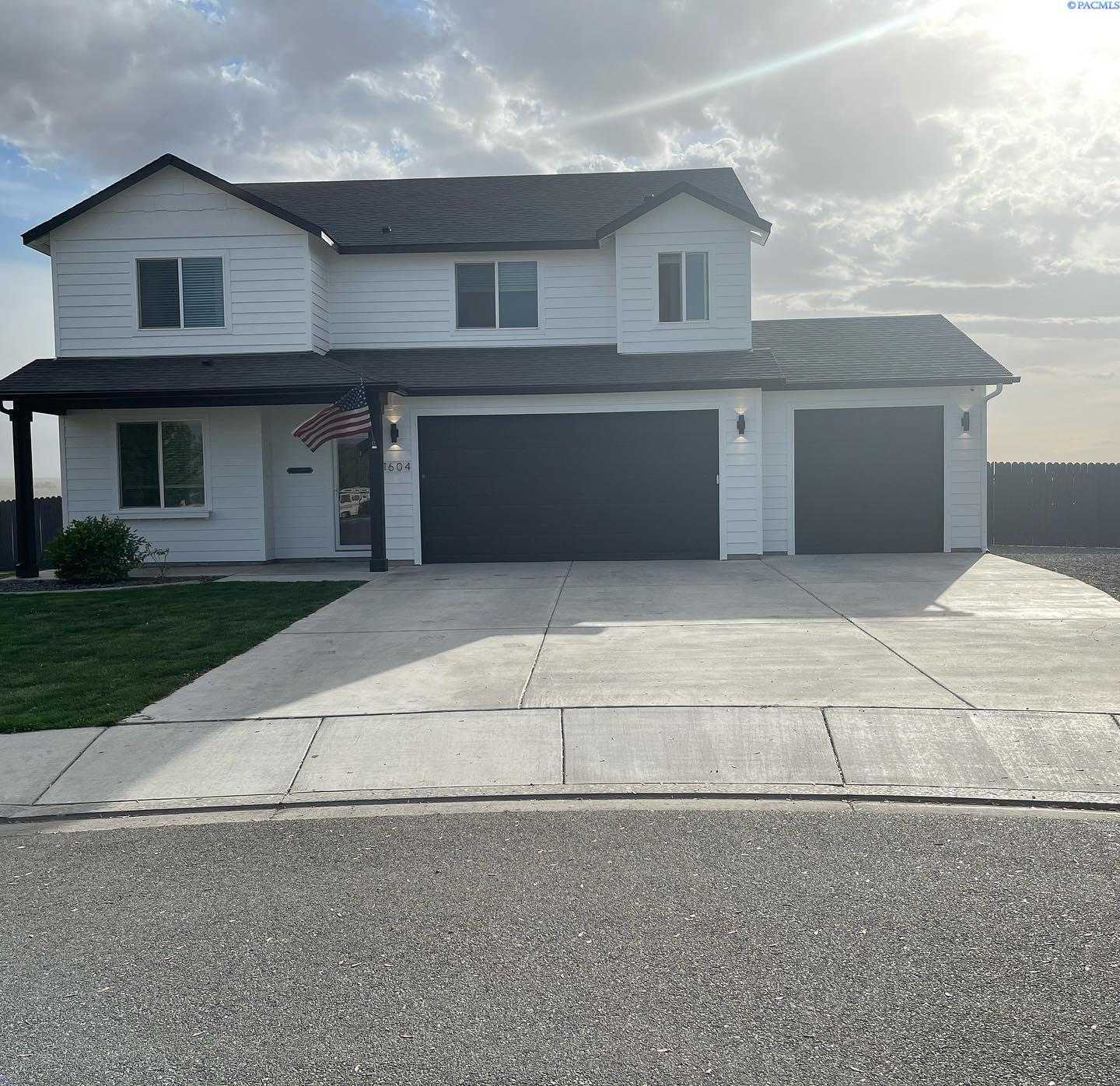 Photo of Newly Listed – 1604 Crab Apple Circle, West Richland, WA 99353