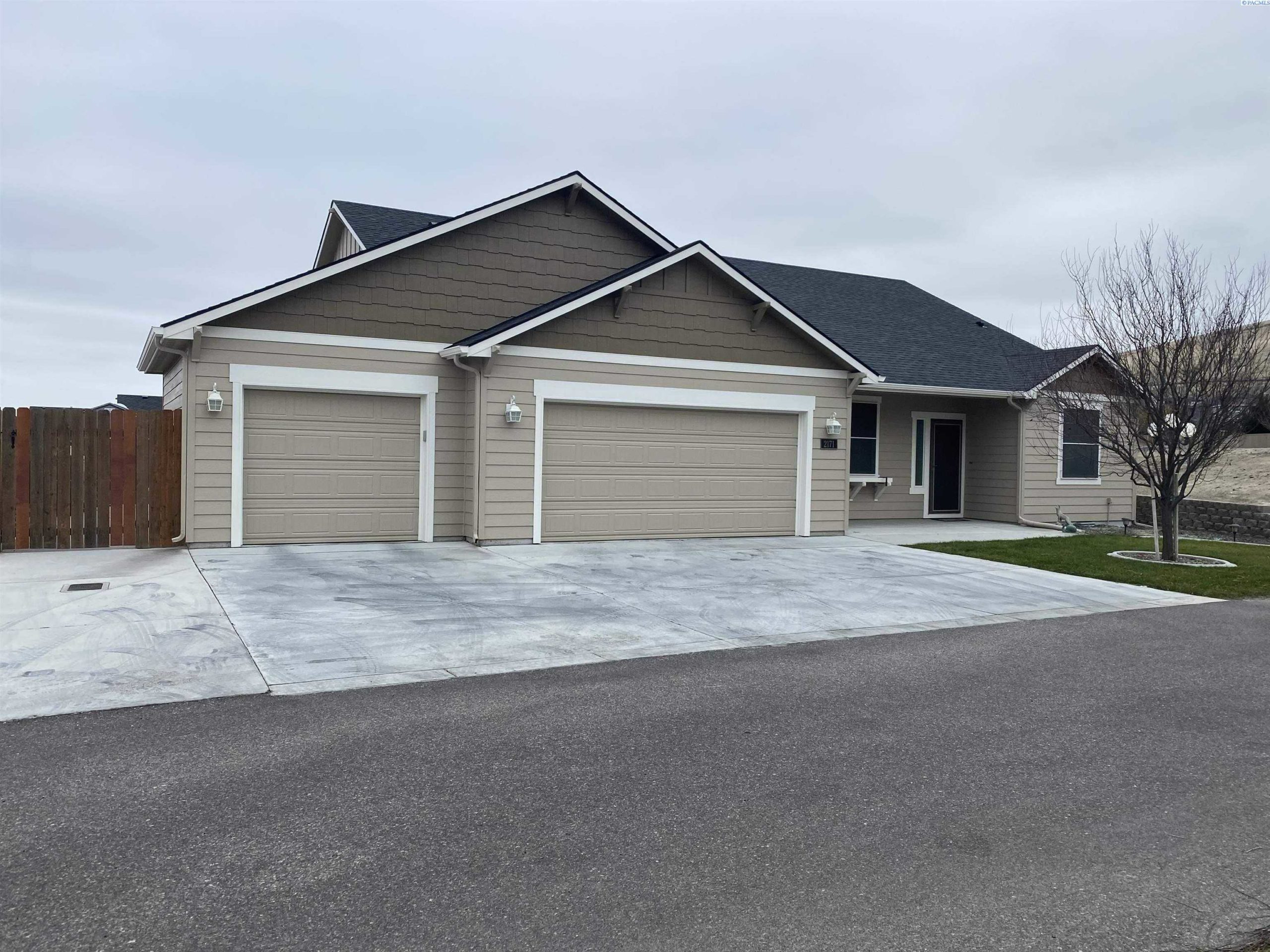 Photo of Newly Listed – 2171 W 45th Ave, Kennewick, WA 99337