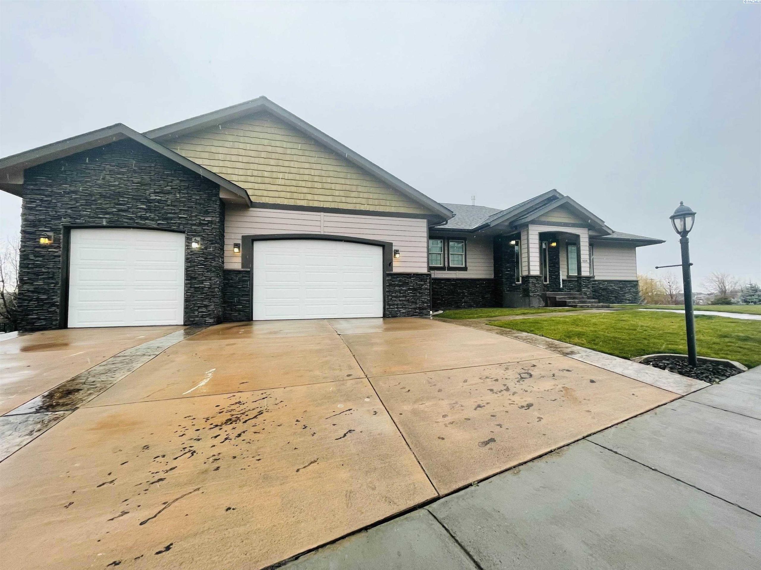 Photo of Newly Listed – 604 Nastacia St, Richland, WA 99352