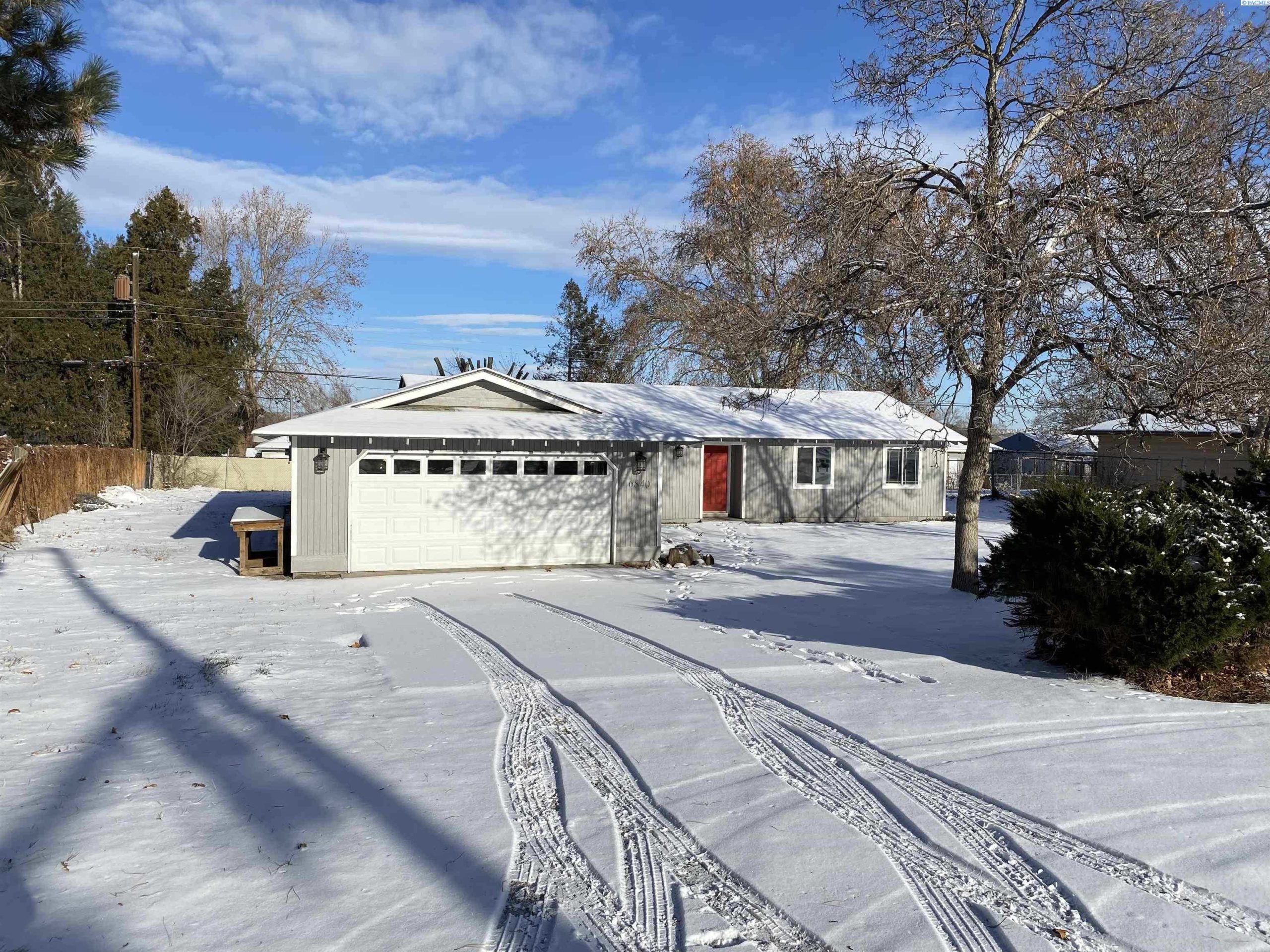 Photo of Newly Listed – 6840 W Umatilla Ave, Kennewick, WA 99336