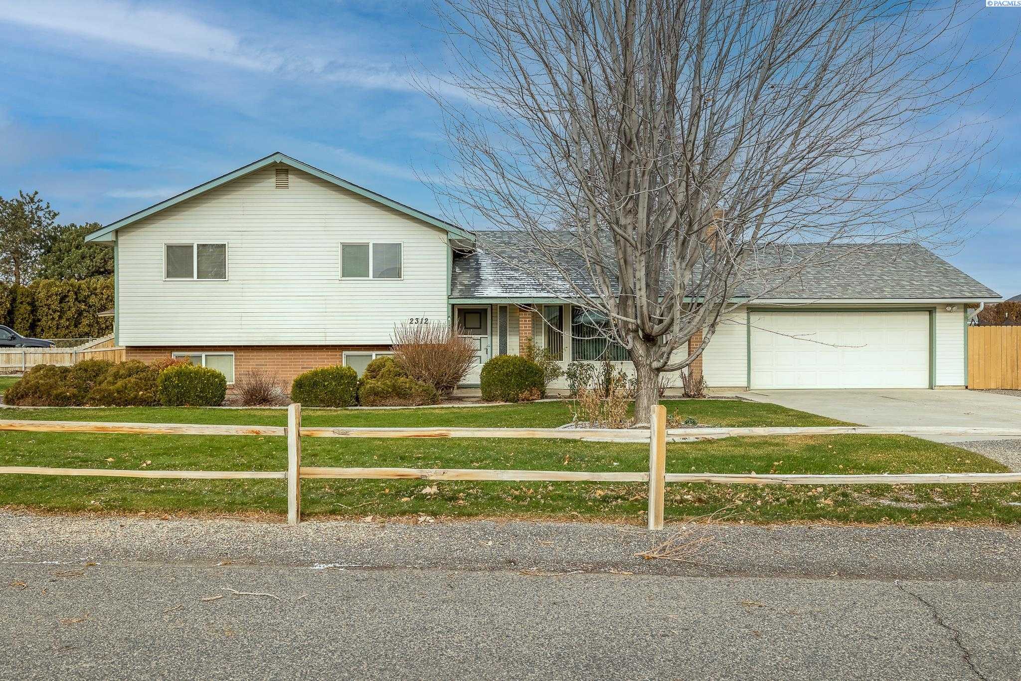 Photo of Newly Listed – 2312 W 24th Place, Kennewick, WA 99337