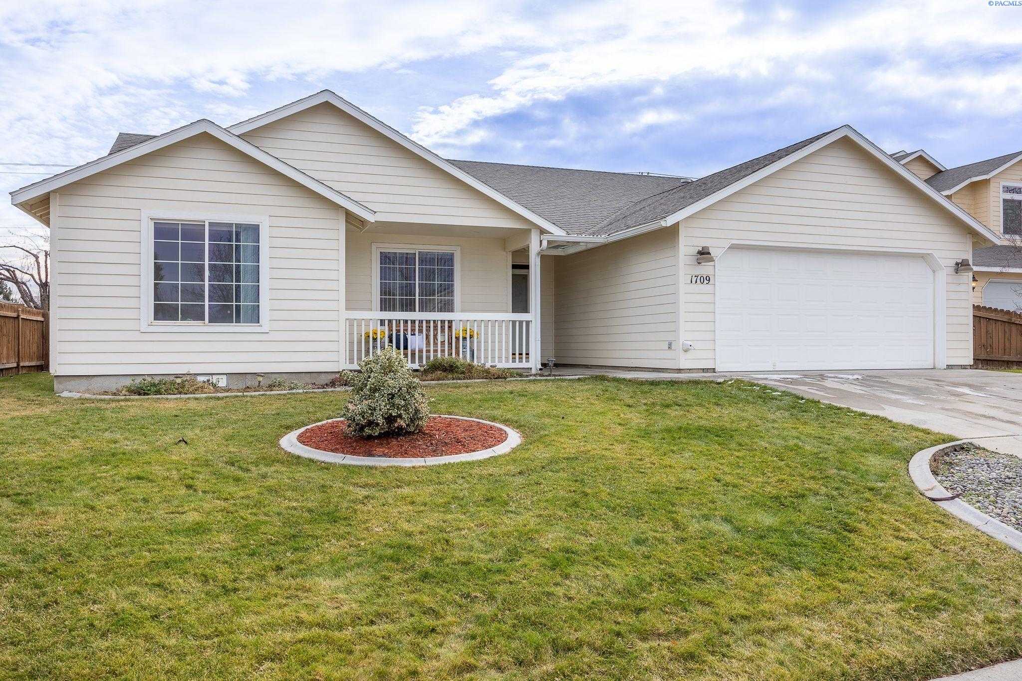 Photo of Newly Listed – 1709 W 35th Ave, Kennewick, WA 99337