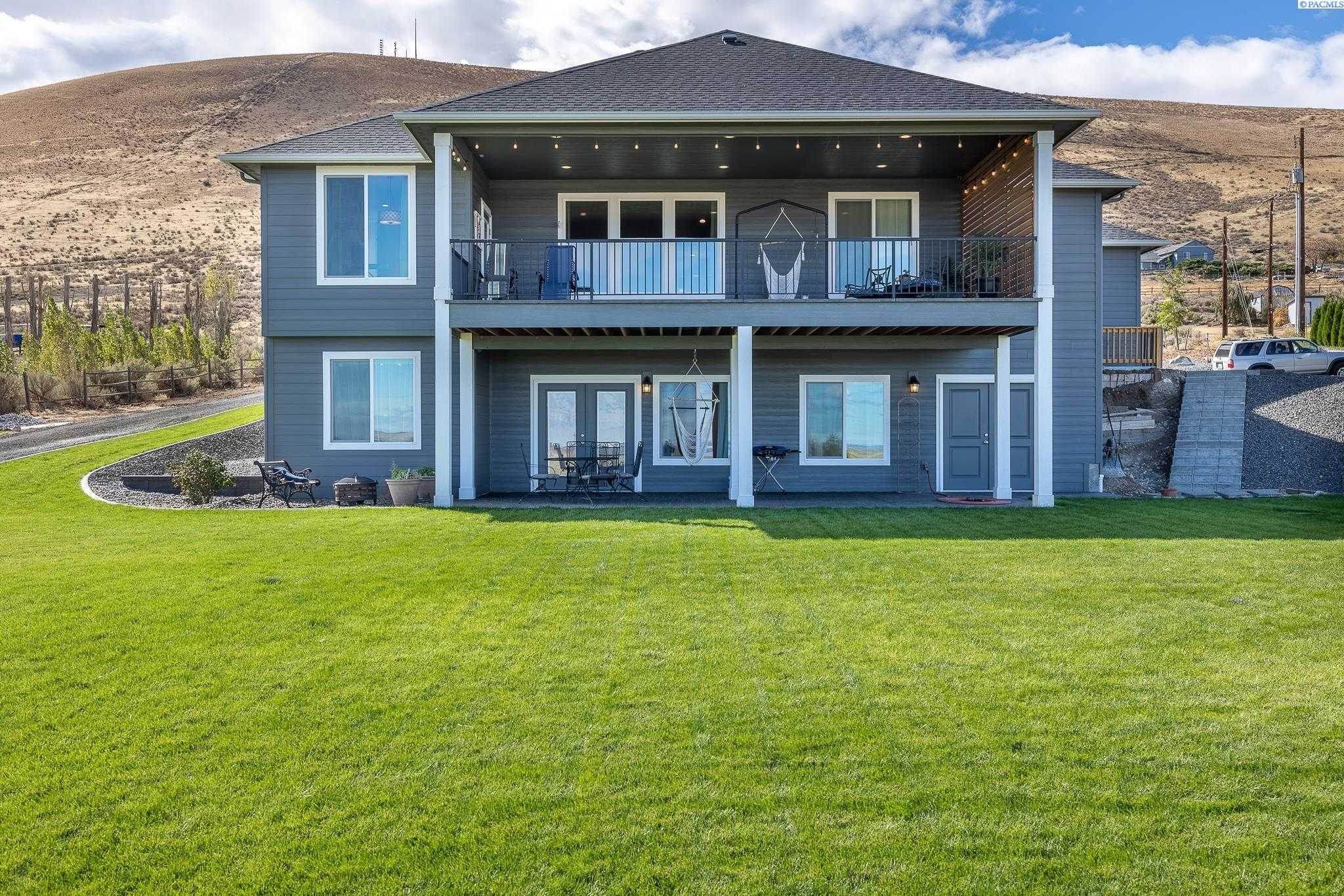 Photo of Newly Listed – 35006 E Red Mountain Rd, Benton City, WA 99320