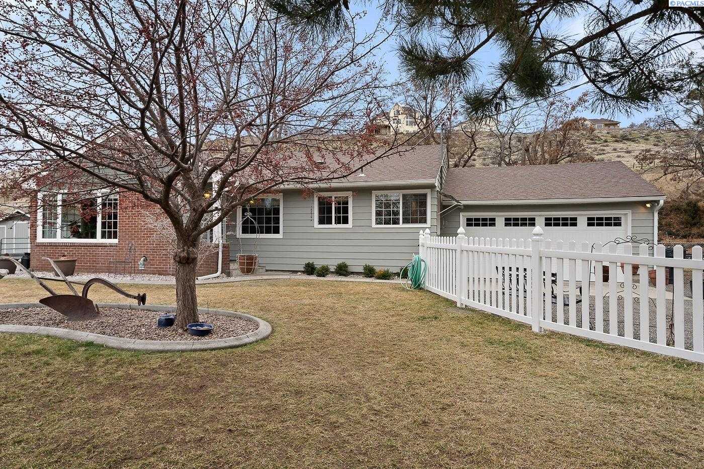 Photo of Newly Listed – 1519 N Riverside Dr, West Richland, WA 99353