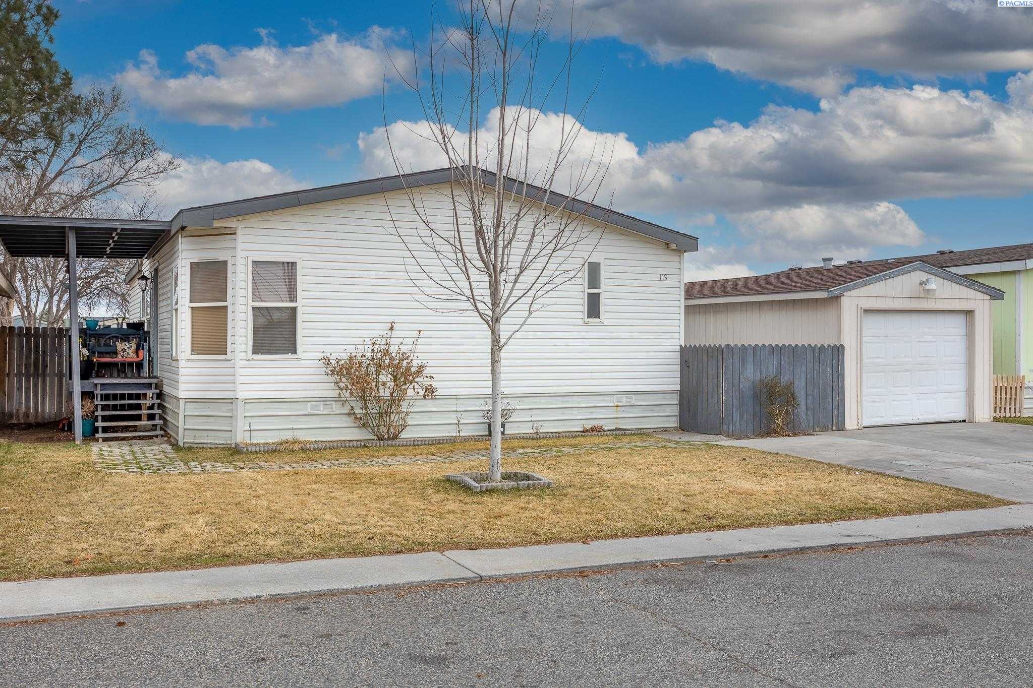 Photo of Newly Listed – 2105 N Steptoe St, Kennewick, WA 99336