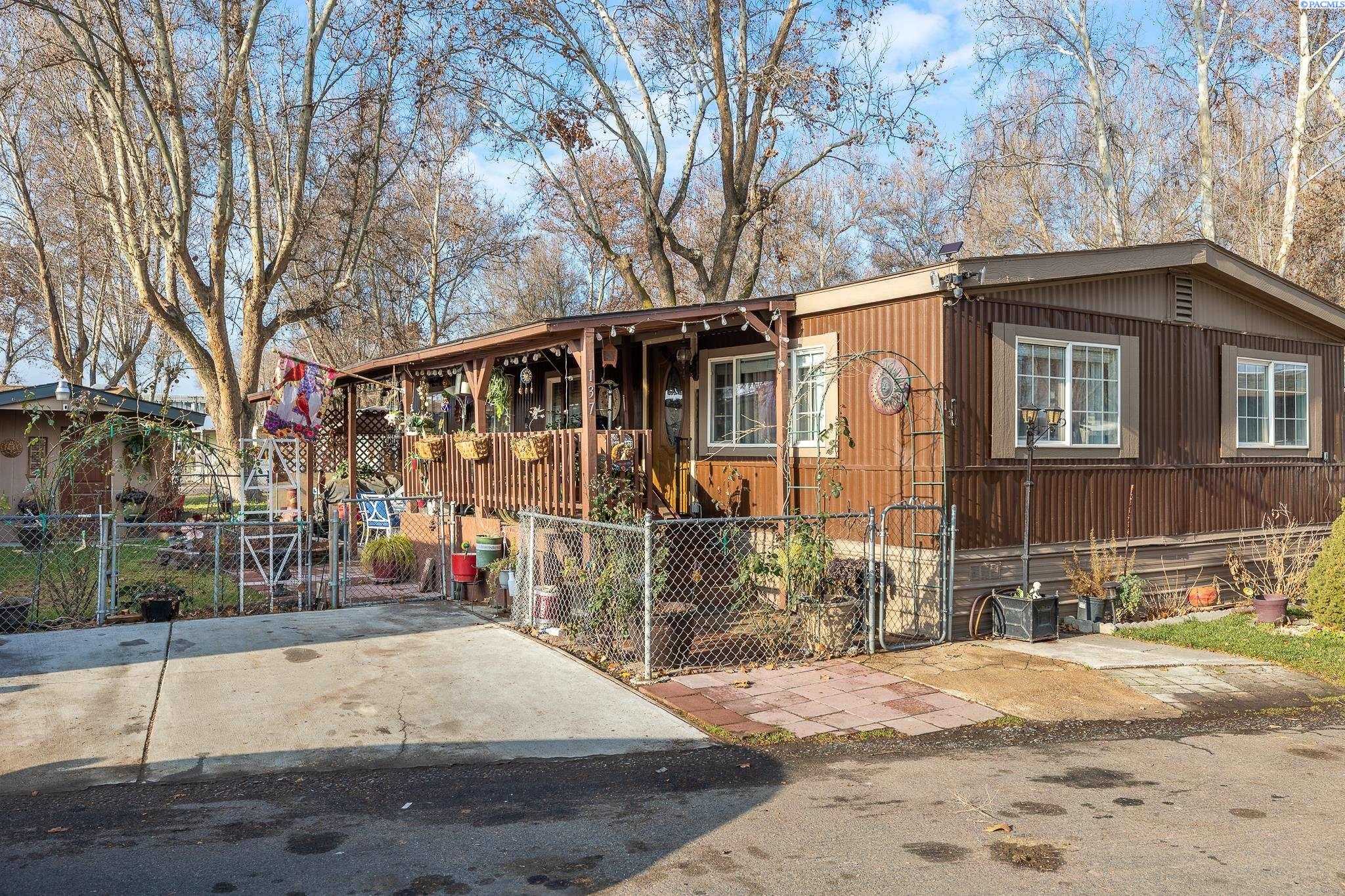 Photo of Newly Listed – 137 Diamond Drive, Pasco, WA 99301