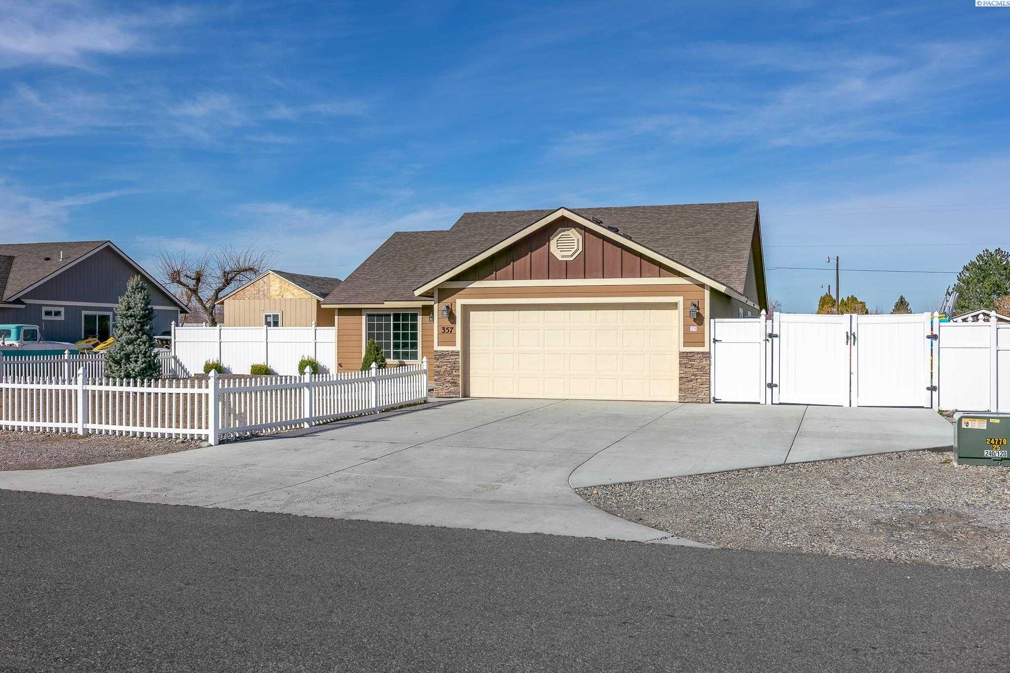 Photo of Newly Listed – 357 E 15th Pl, Kennewick, WA 99337