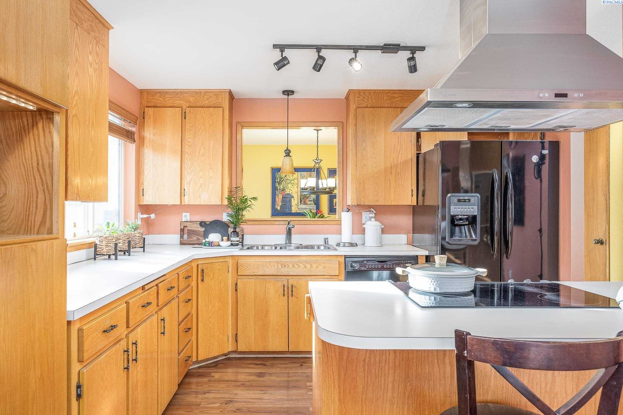 Photo of Newly Listed – 5308 Blue Heron Blvd, West Richland, WA 99353