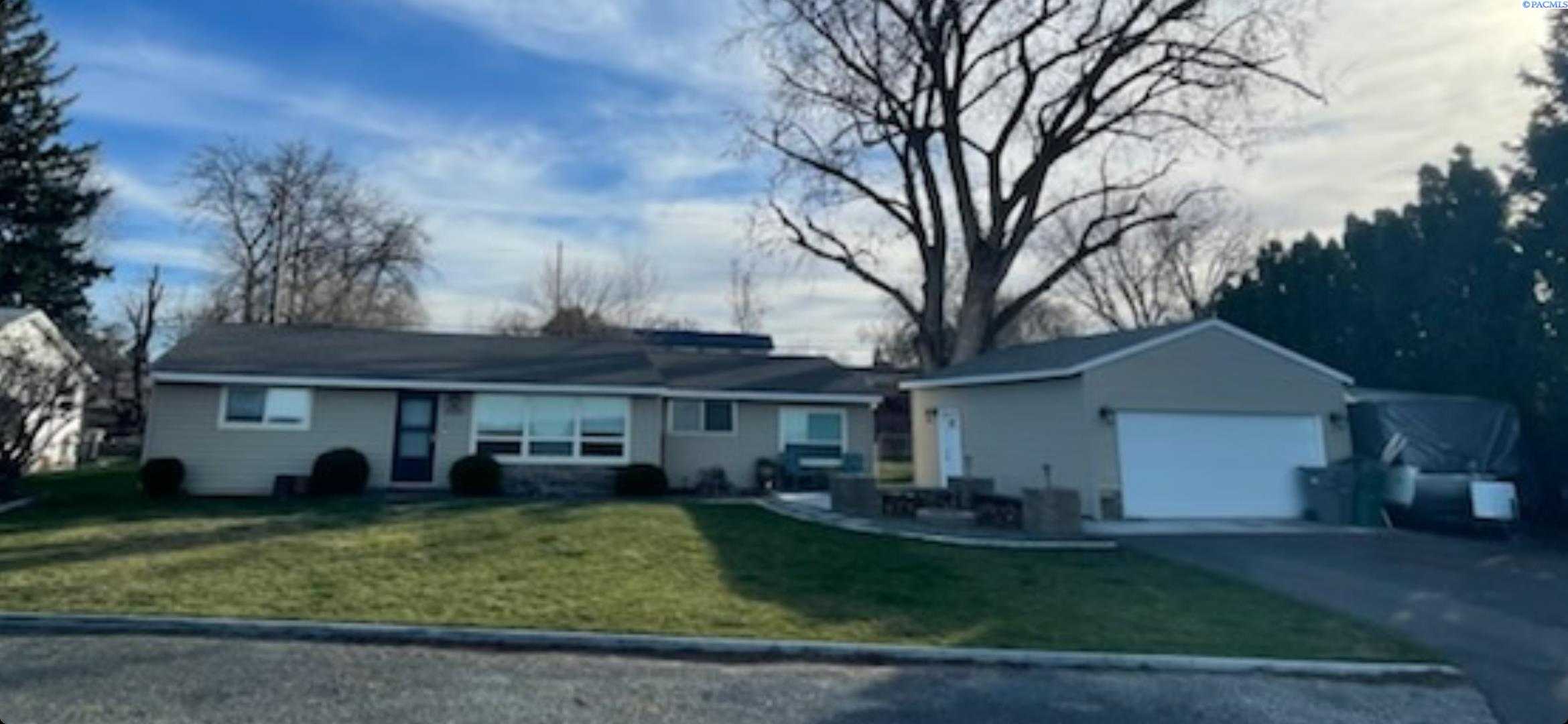 Photo of Newly Listed – 6103 W Arrowhead Ave, Kennewick, WA 99336