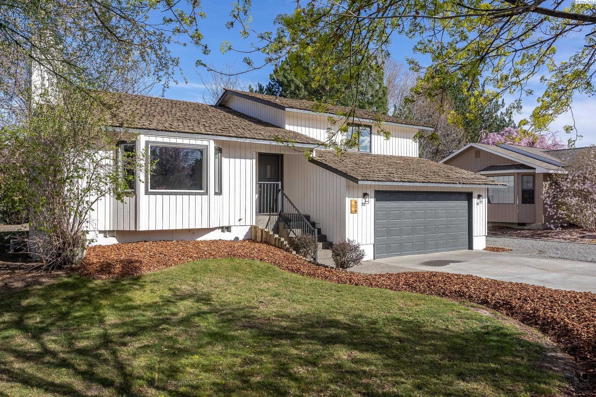 Photo of Newly Listed – 626 Meadows Dr E, Richland, WA 99352