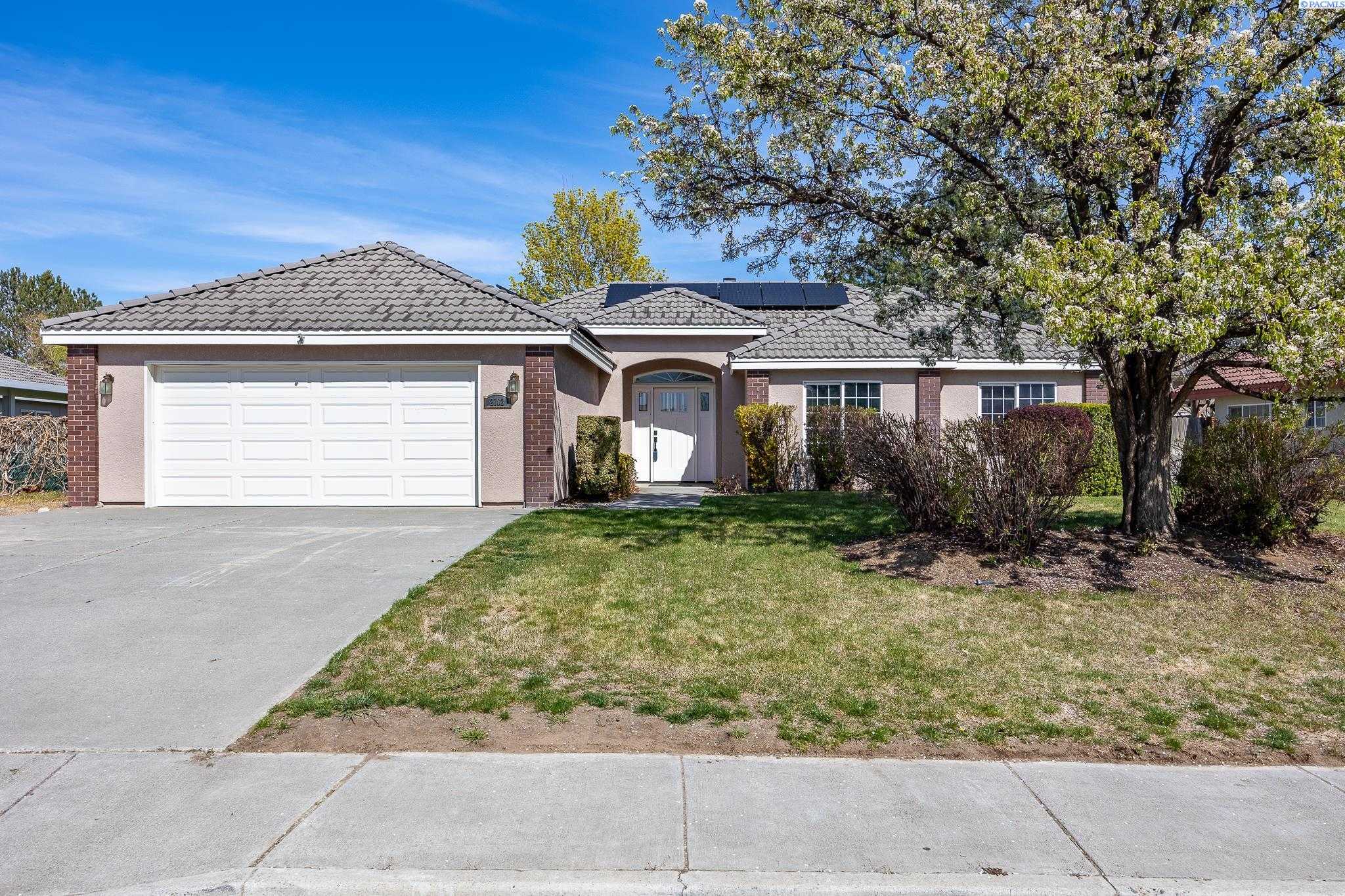 Photo of Newly Listed – 2702 Briarwood Ln, West Richland, WA 99353