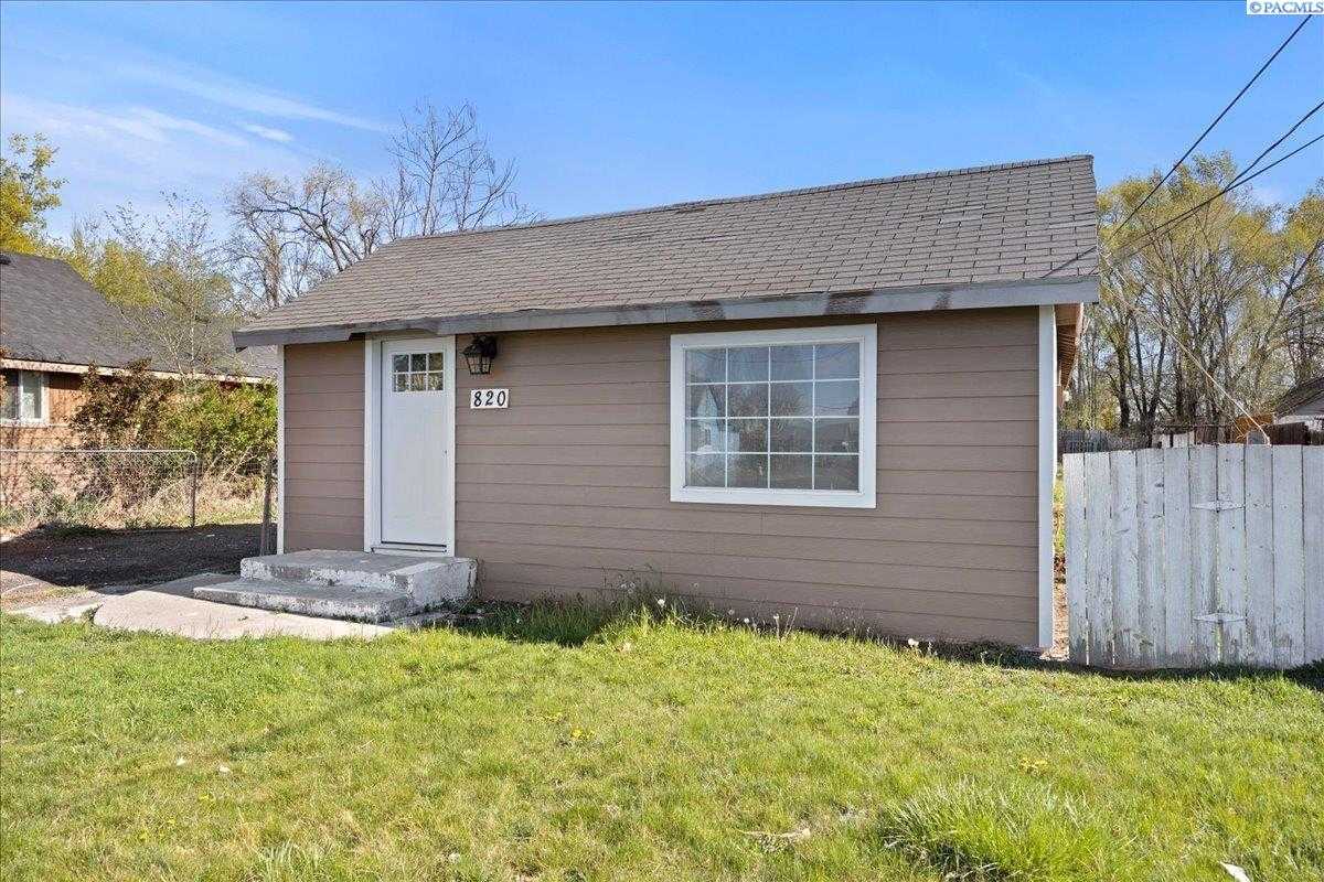 Photo of Newly Listed – 820 Washington Ave, Toppenish, WA 98948