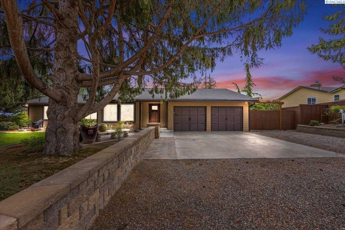 Photo of Newly Listed – 320 E 36th Pl, Kennewick, WA 99337