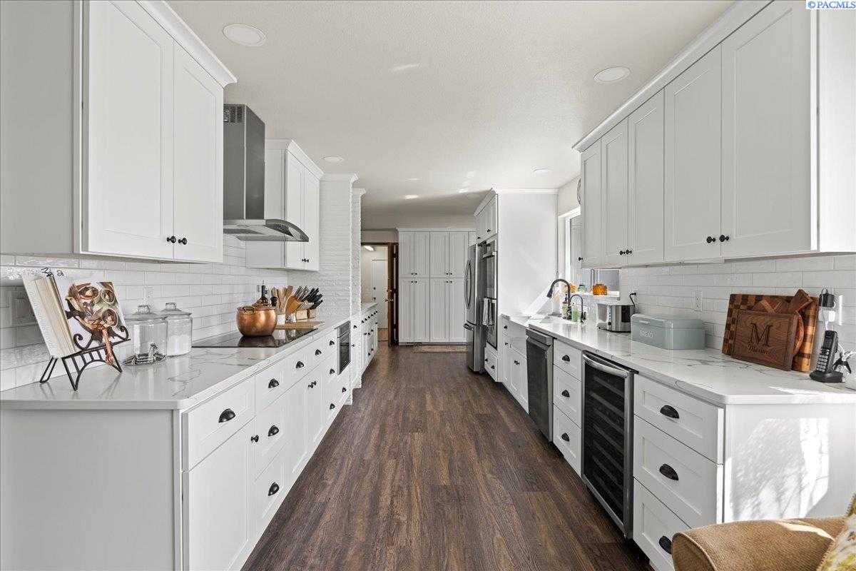 Photo of Newly Listed – 419 S Dennis Pl, Kennewick, WA 99336