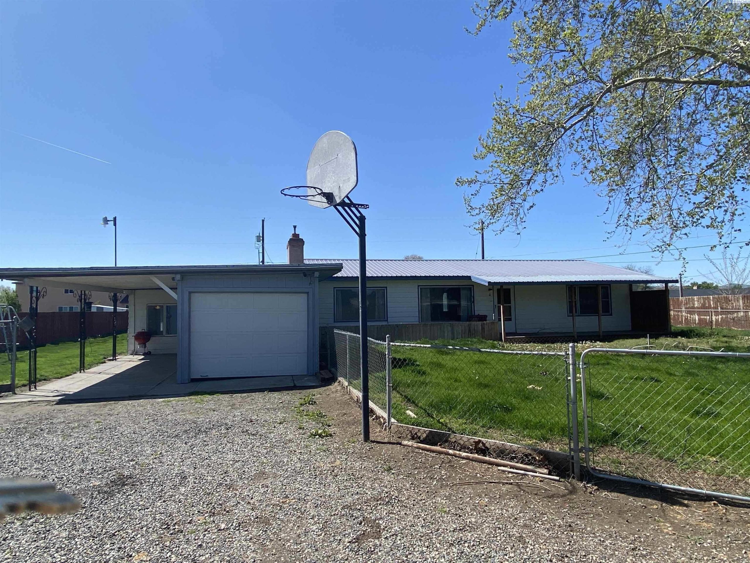 Photo of Newly Listed – 215906 E Locust Lane Se, Kennewick, WA 99337